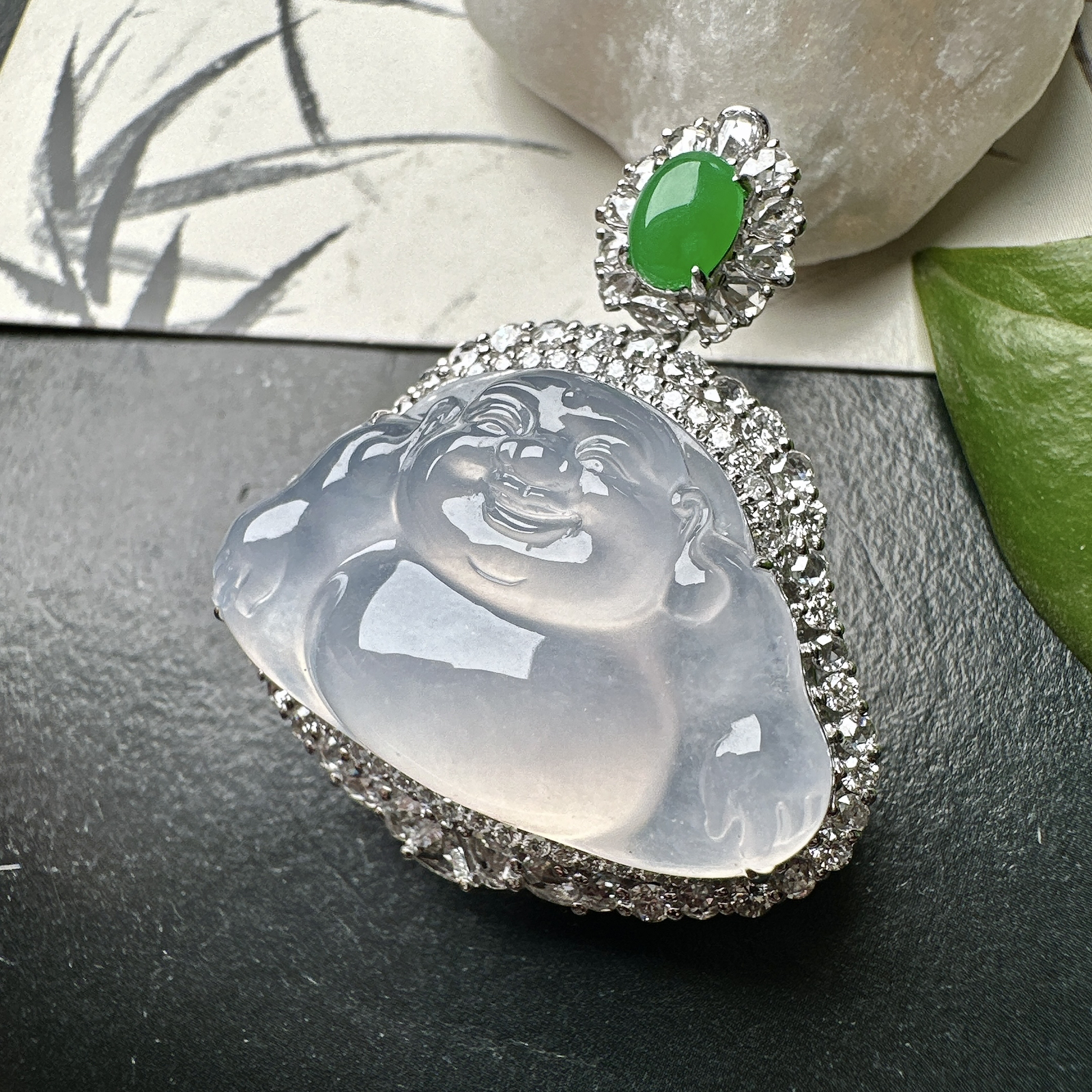 【冰种佛公吊坠】种水上乘，晶莹剔透，纯净通透，莹光感很强，18k金钻镶嵌，裸石尺寸18.3*28.6*6毫米