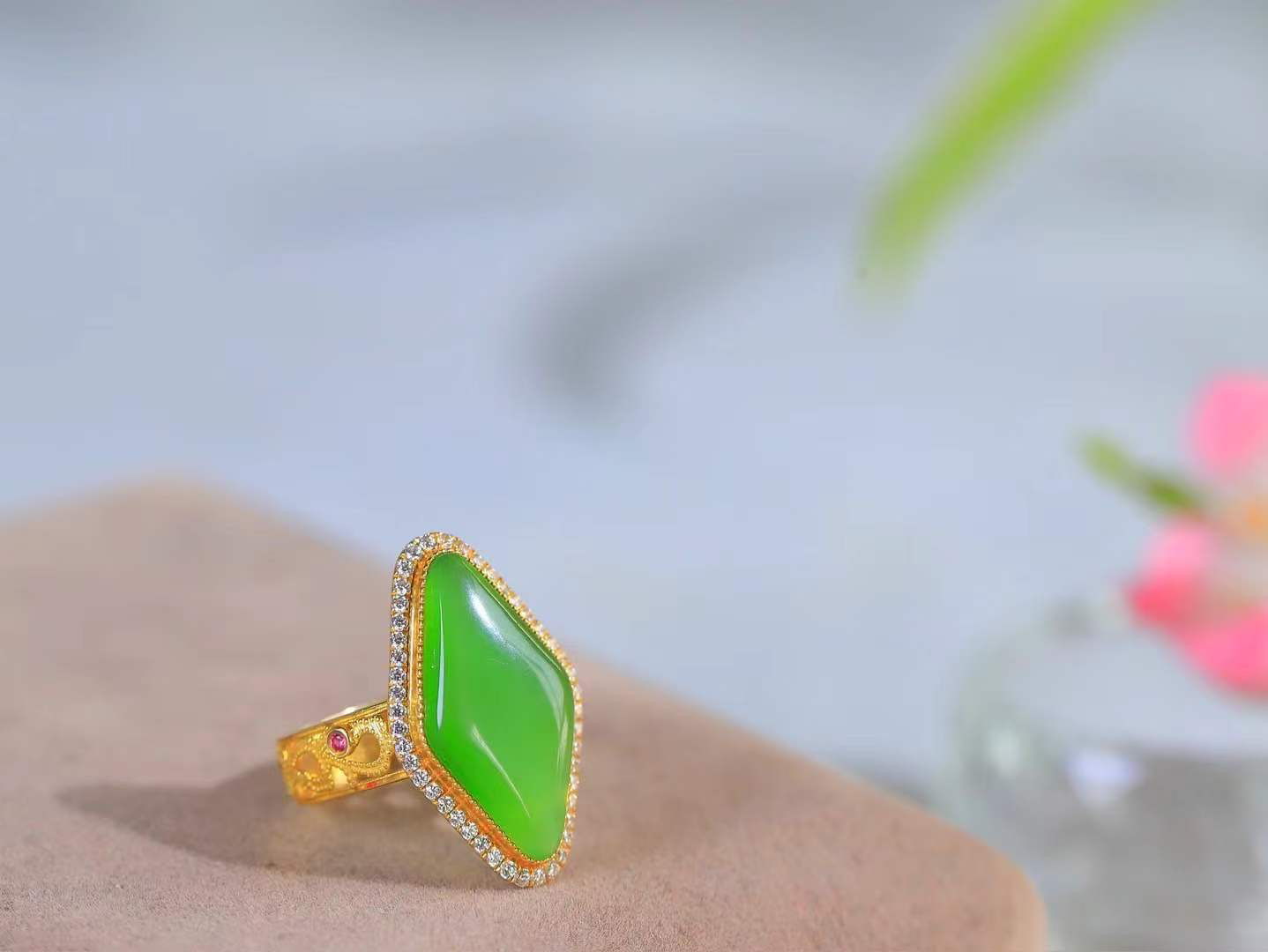 【金镶玉.戒指】

精品和田玉碧玉猫眼18k金镶嵌戒指 玉质细腻温润 油性十足 ，不论时光如何流转变