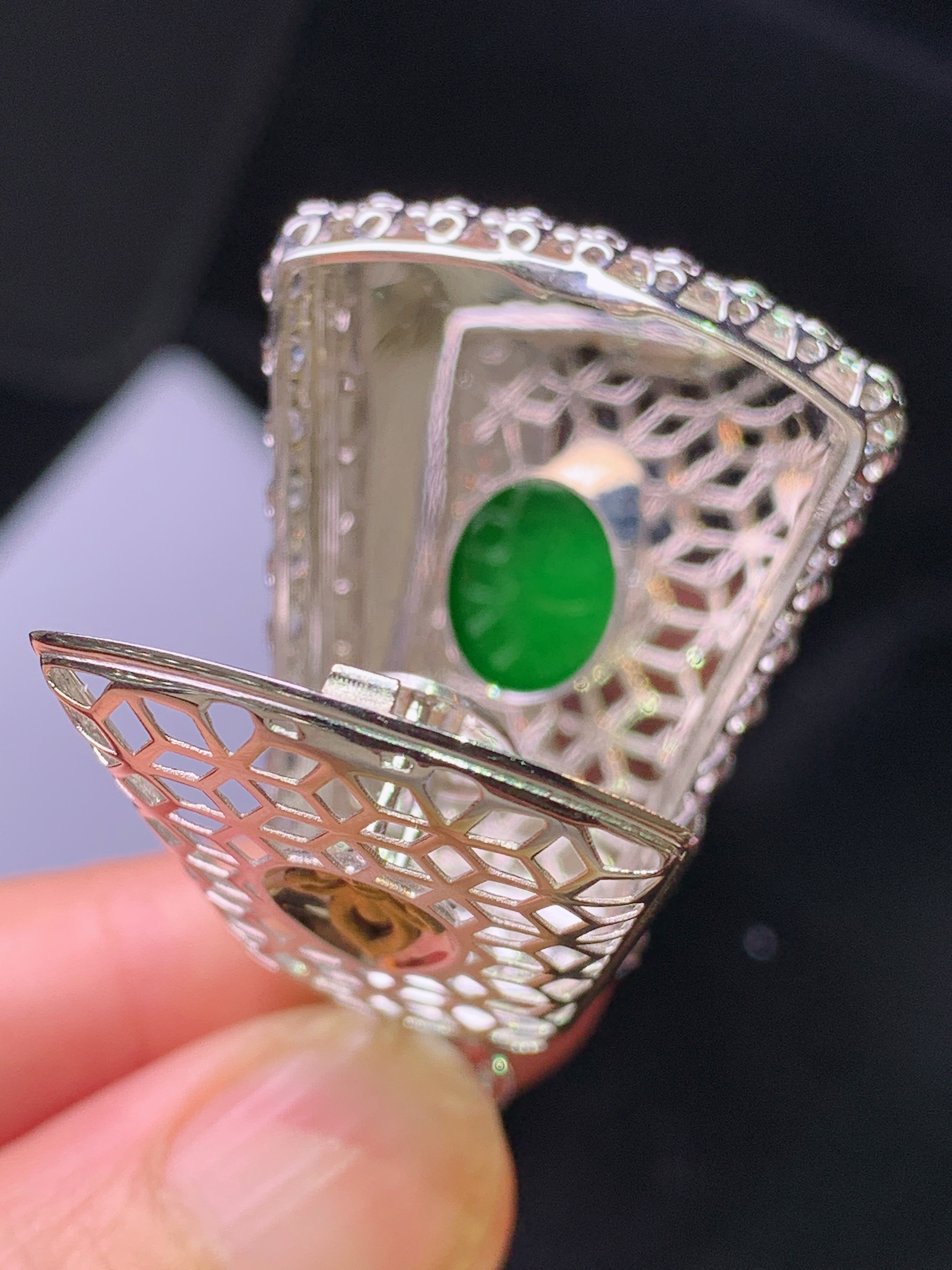 18k金钻镶嵌满绿无事牌吊坠 玉质细腻 色泽艳丽清新 水润亮眼 整体尺寸43.2*26.2*9.6f2