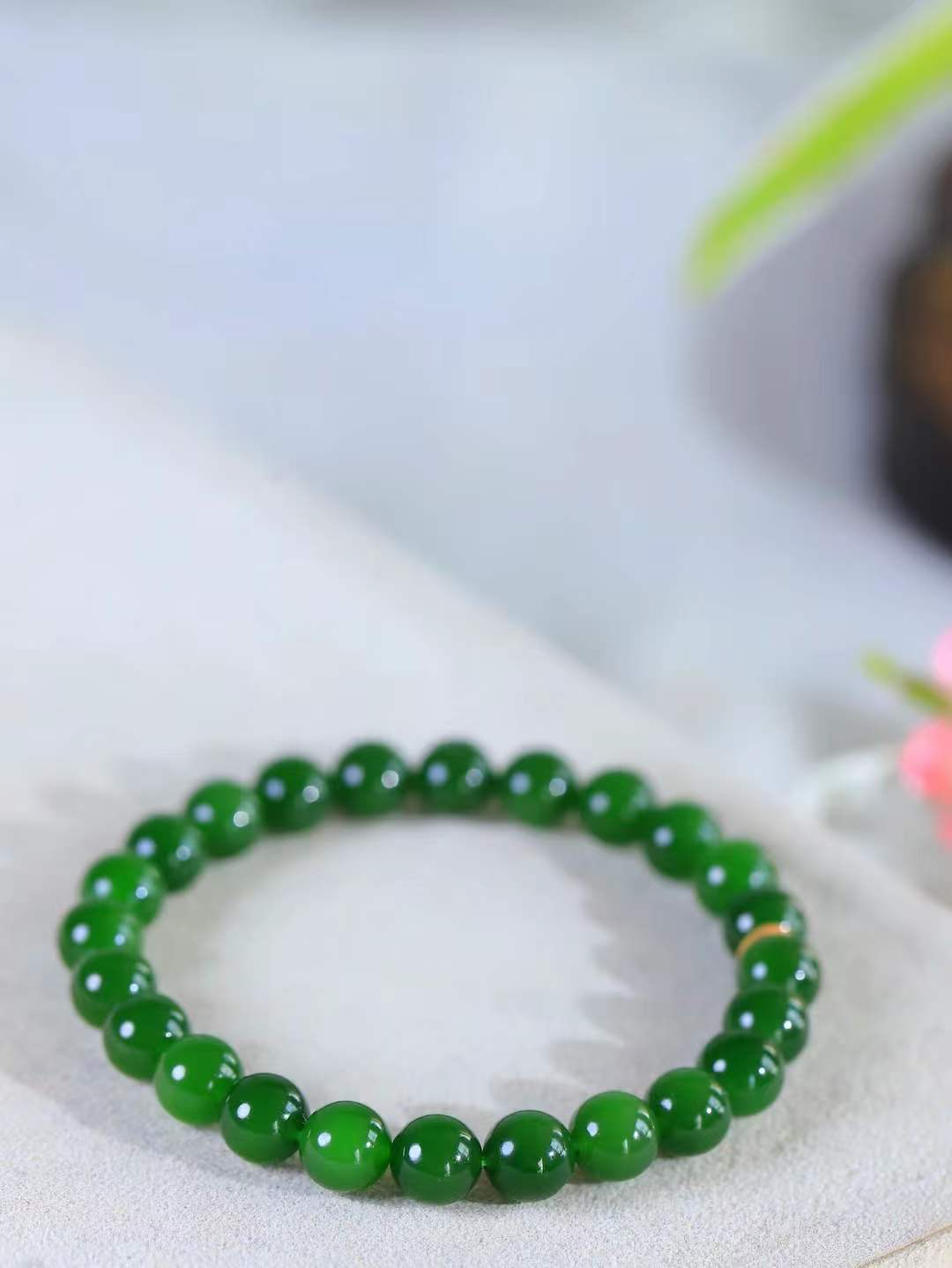 【珠圆玉润.手串】

精品️和田玉碧玉珠圆玉润手串 玉质温润细腻  整串打磨圆润，佩戴舒适。珠珠落