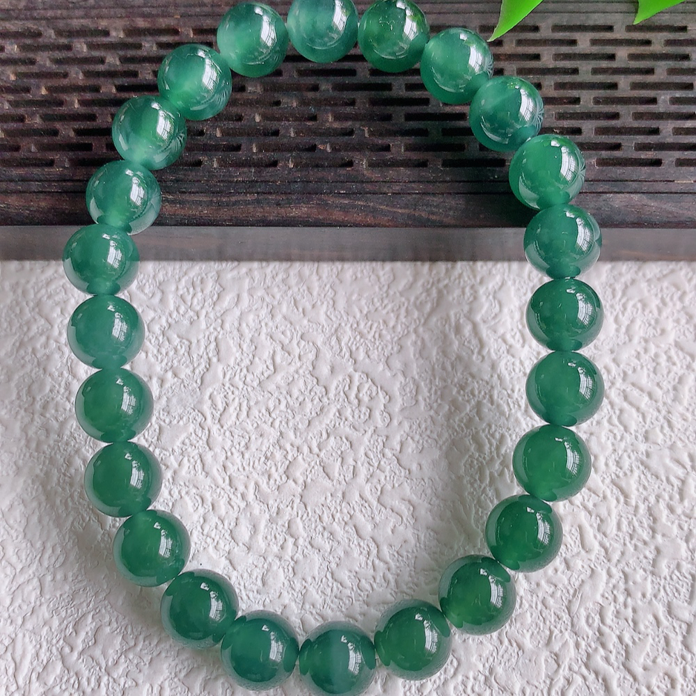 蓝冰翡翠圆珠手串，水水润润，珠圆玉润，颜色鲜艳，妙明清净，清秀高雅，佩戴效果优雅迷人！性价比超值 W1031  尺寸：8mm  共：24颗