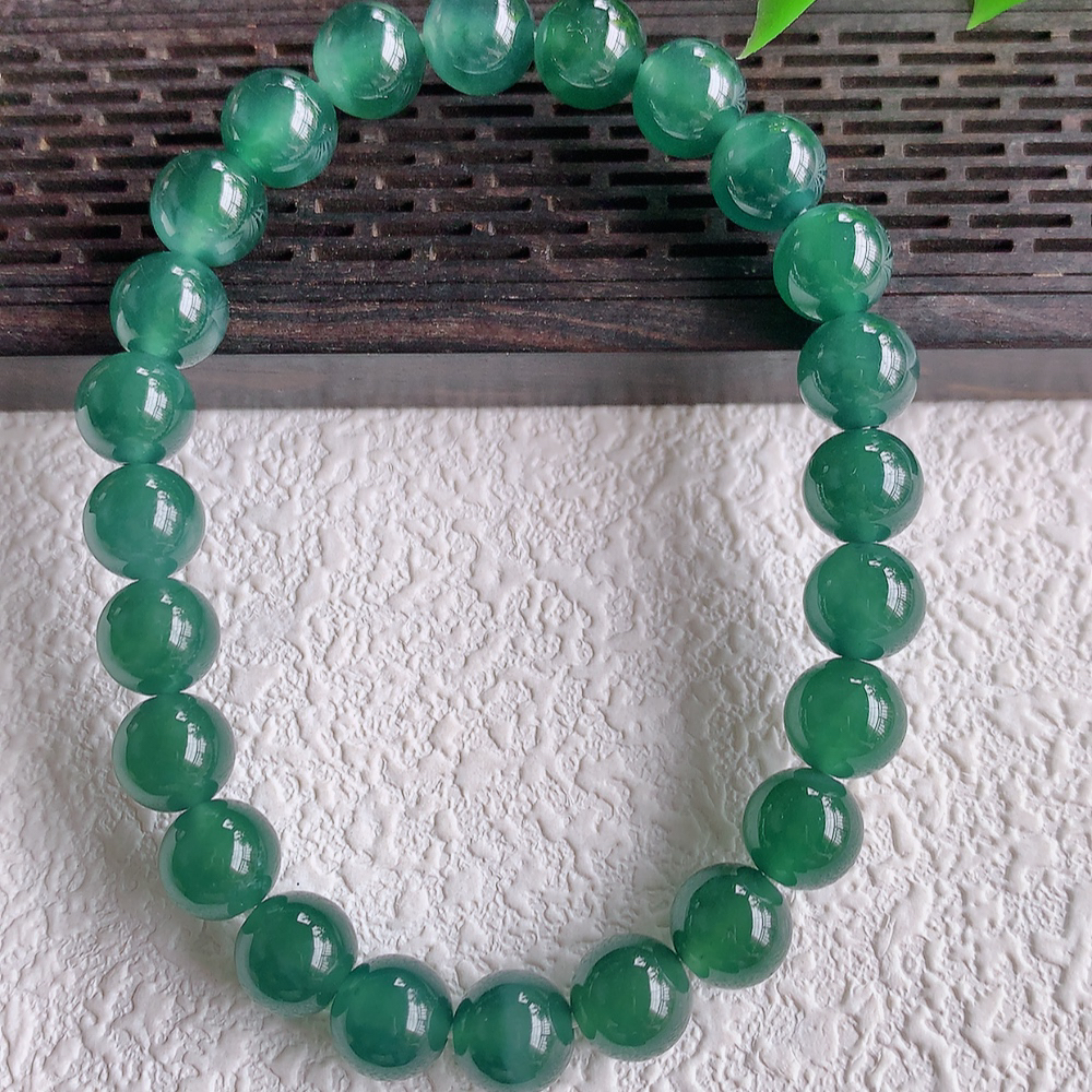 蓝冰翡翠圆珠手串，水水润润，珠圆玉润，颜色鲜艳，妙明清净，清秀高雅，佩戴效果优雅迷人！性价比超值 W1031  尺寸：8mm  共：24颗