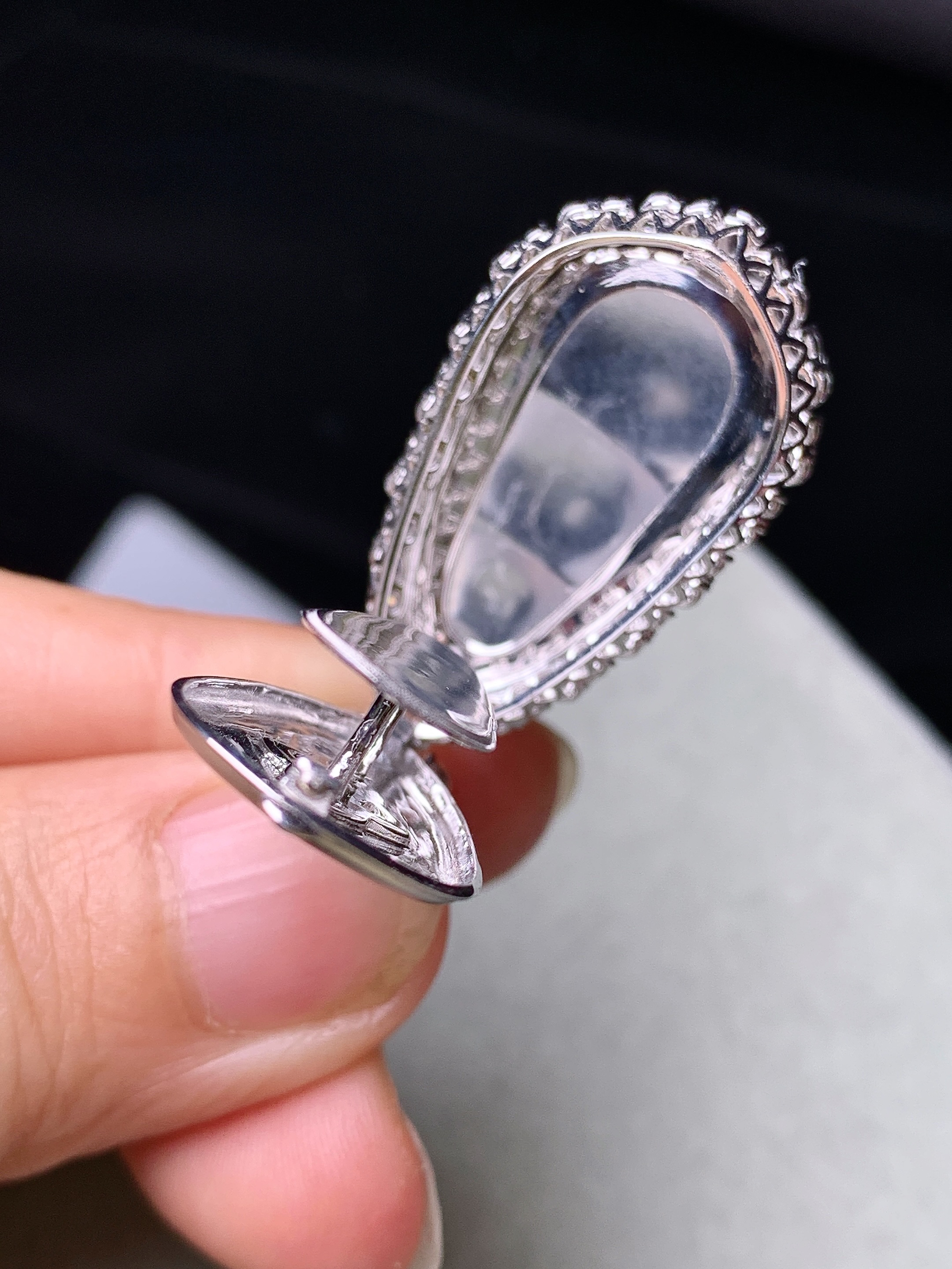 18k金钻镶嵌冰种四季豆吊坠 玉质细腻 色泽艳丽清新 水润亮眼 整体尺寸39.3*18*13f2