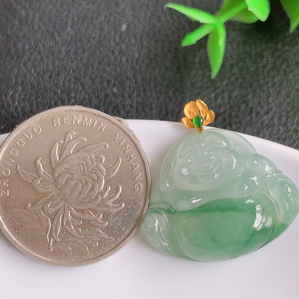 18k金扣冰润飘花佛公挂件 玉质细腻  精雕弥勒佛，笑佛福耳垂肩，面相喜庆，开怀大笑，憨态可掬。惟妙惟肖，寓意福禄双全，吉祥美满，笑口常开 W42.21  尺寸：20-24.3-6.5mm