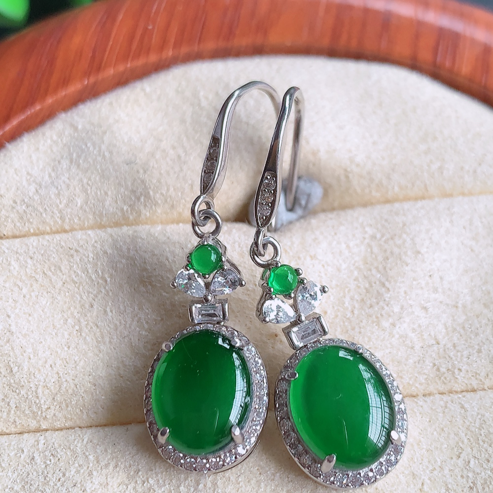 冰满绿翡翠925银镶嵌耳钉，自然光实拍，翠色灵动，颜色漂亮，种老水足，品相佳，佩戴佳品！W815.2