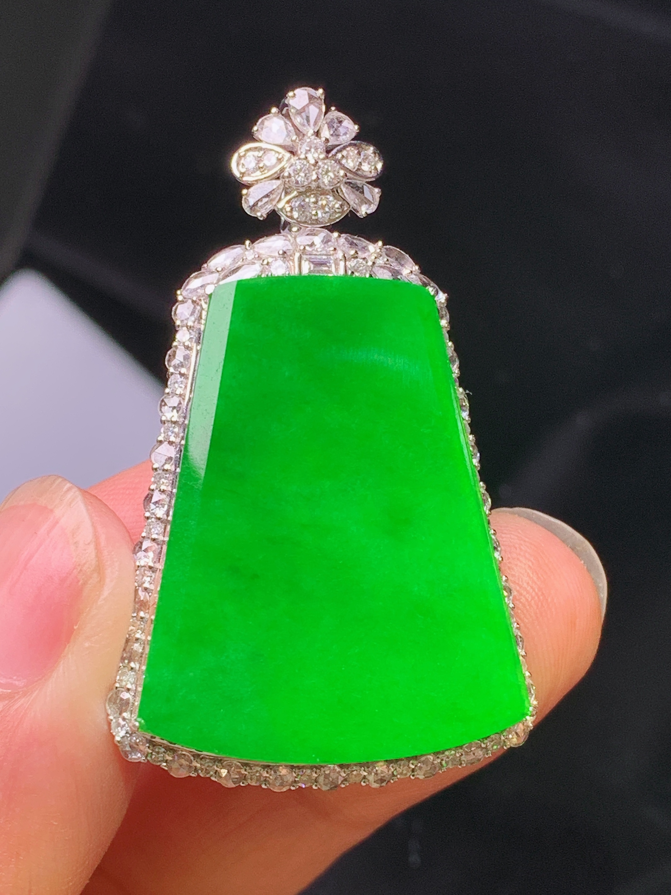 18k金钻镶嵌满绿无事牌吊坠 玉质细腻 色泽艳丽清新 水润亮眼 整体尺寸43.2*26.2*9.6f2