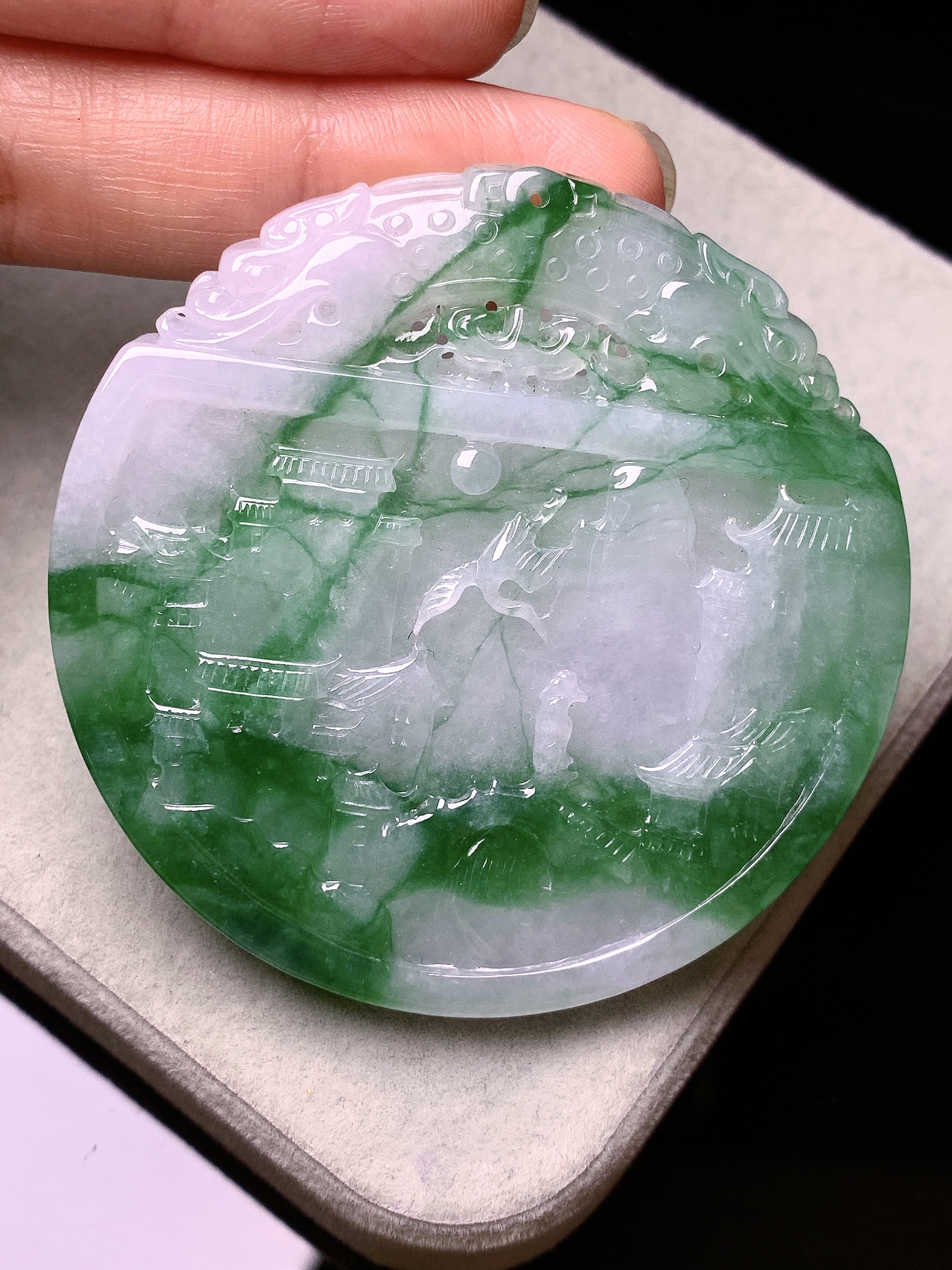 飘绿山水牌子吊坠 玉质细腻 色泽艳丽清新 水润亮眼 整体尺寸54.2*5c1