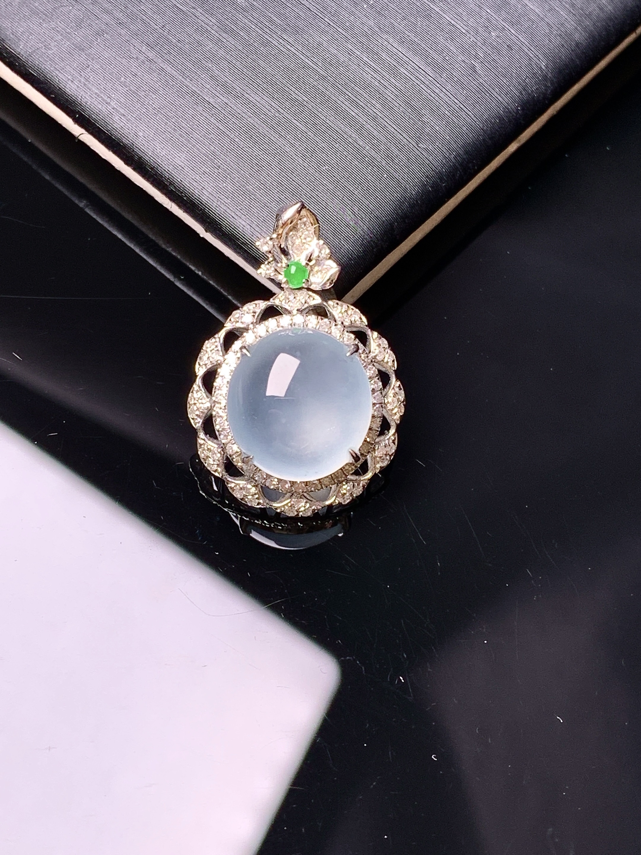 18k金钻镶嵌冰种蛋面吊坠 玉质细腻 色泽艳丽清新 水润亮眼 整体尺寸22.2*15.5*8.5yz