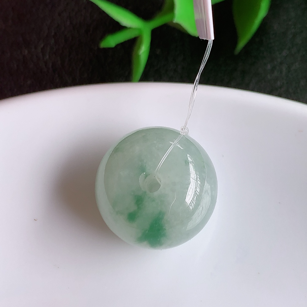 冰润飘花路路通翡翠吊坠  款式新颖时尚，日常百搭的款。满满的份量感  清秀高雅，上身效果优雅迷人！性