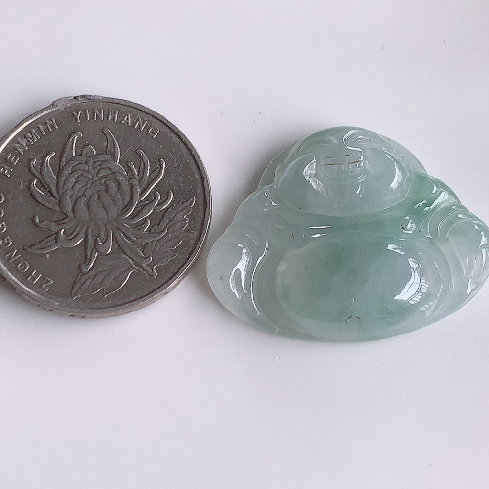 冰润佛公挂件 玉质细腻  精雕弥勒佛，笑佛福耳垂肩，面相喜庆，开怀大笑，憨态可掬。惟妙惟肖，寓意福禄双全，吉祥美满，笑口常开 W1778  尺寸：23.9-30.4-6.2mm