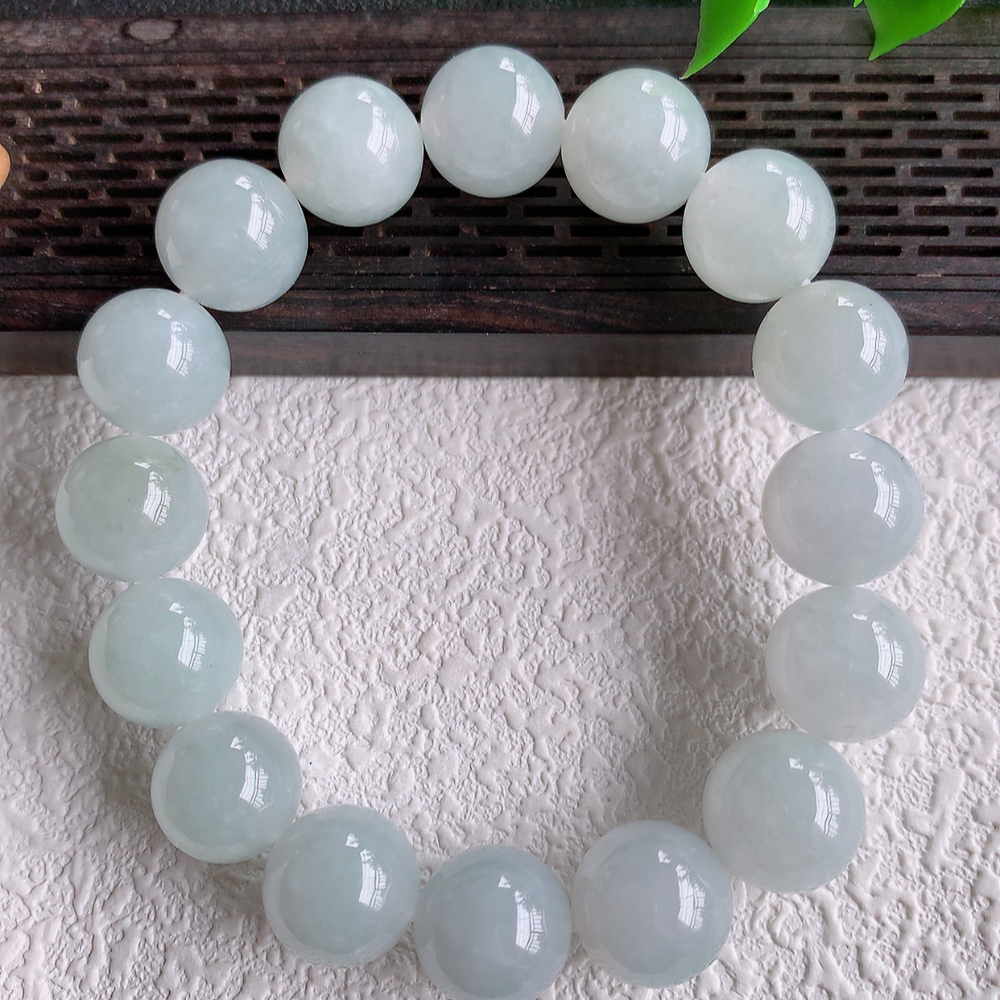 冰润翡翠圆珠手串，水水润润，珠圆玉润，颜色鲜艳，妙明清净，清秀高雅，佩戴效果优雅迷人！性价比超值 W1521  尺寸：12mm  共：16颗