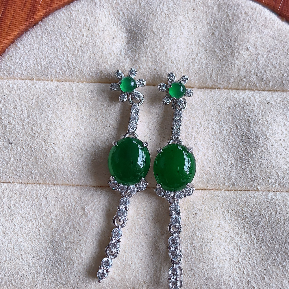 冰满绿翡翠925银镶嵌耳钉，自然光实拍，翠色灵动，颜色漂亮，种老水足，品相佳，佩戴佳品！W502.21  取一整体尺寸：35-7-5.8mm  裸石尺寸：8-7mm