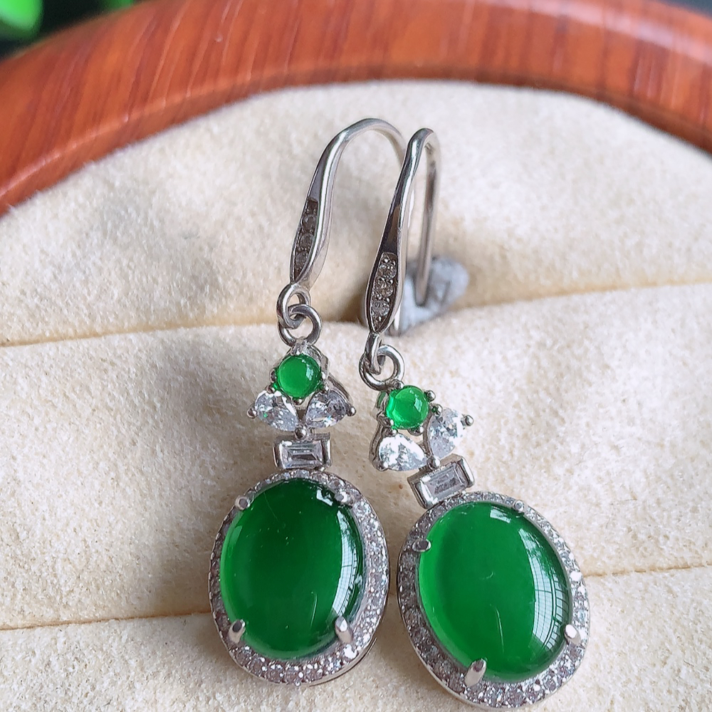 冰满绿翡翠925银镶嵌耳钉，自然光实拍，翠色灵动，颜色漂亮，种老水足，品相佳，佩戴佳品！W815.21  取一整体尺寸：22-10.5-6mm  裸石尺寸：10-8mm