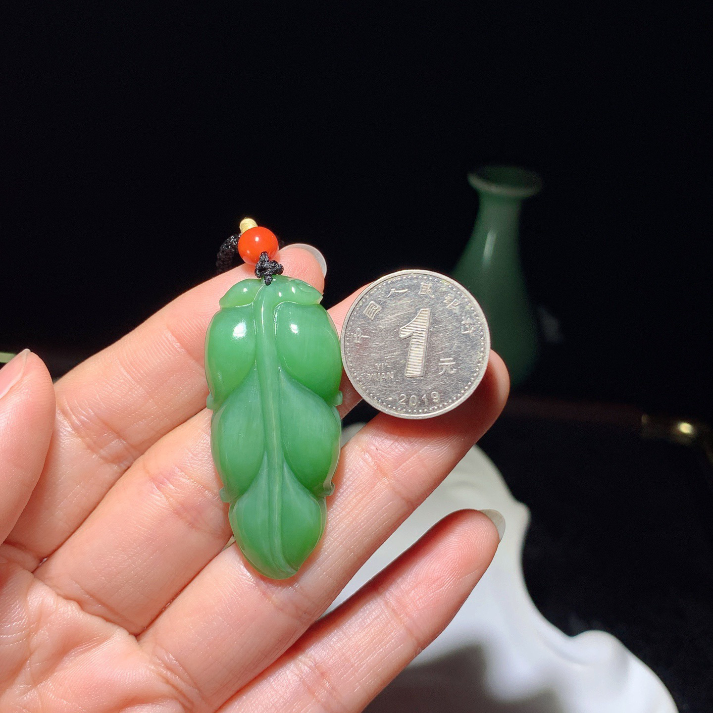 和田玉阳绿俄罗斯碧玉金枝玉叶挂件 尺寸45/20/8重14.8克 玉质细腻油润 底色纯净 脂粉好，品质好。lt260323