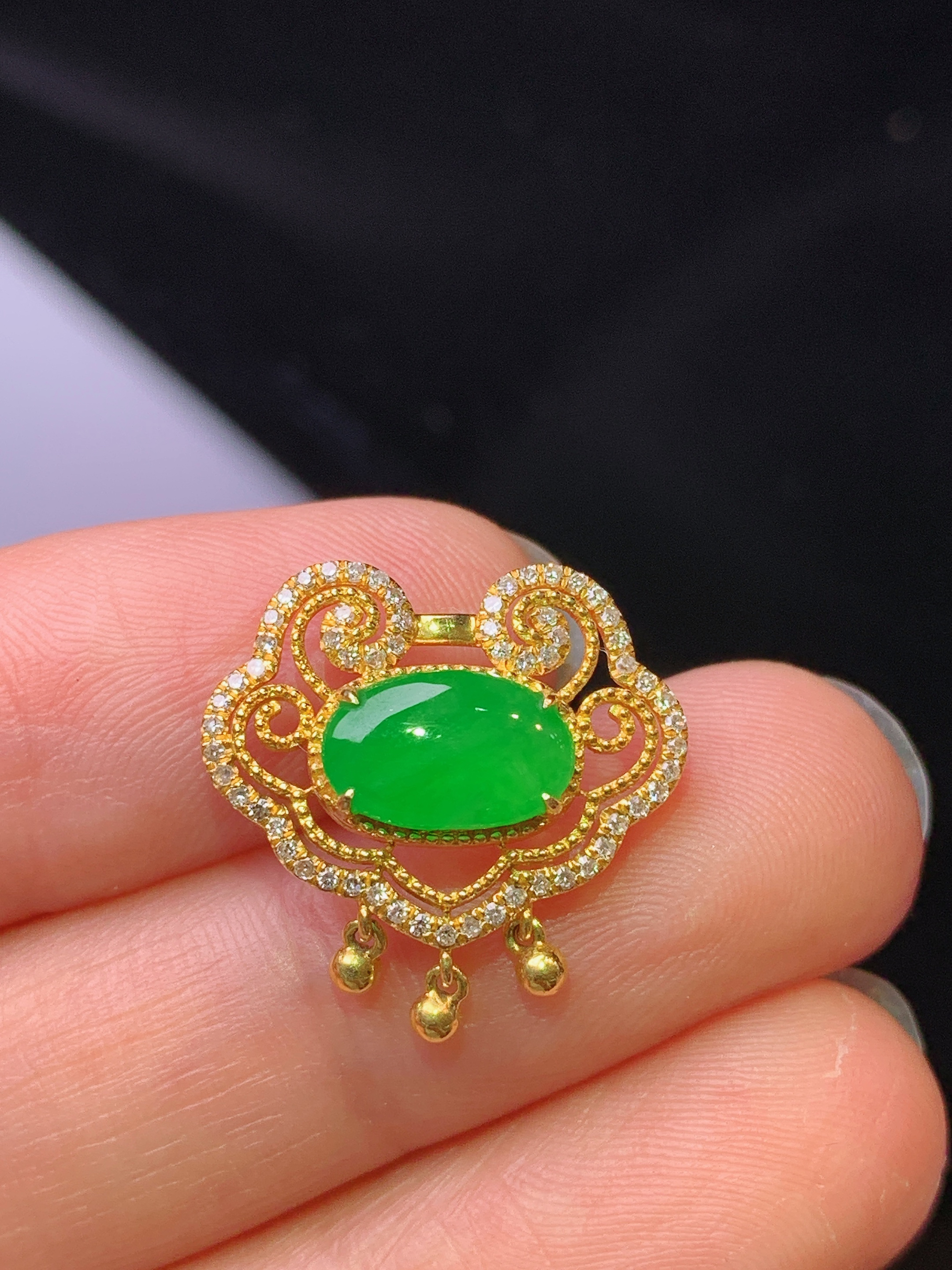 18k金钻镶嵌满绿蛋面吊坠 玉质细腻 色泽艳丽清新 水润亮眼 整体尺寸17.8*5.2yz