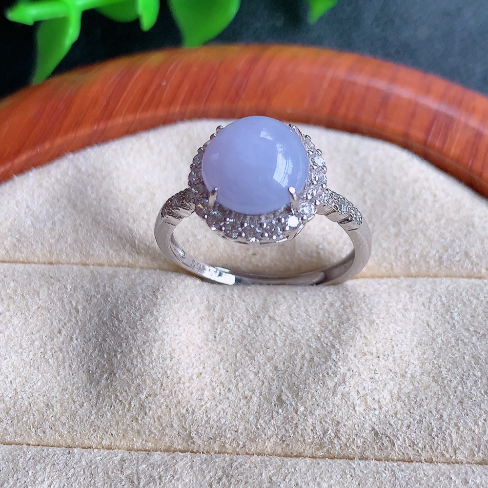 冰润紫罗兰精美环形翡翠戒指  玉质细腻  冰清玉润  飘花灵动  颜色漂亮  W815.21  内径尺寸：17.5-11.8-7.2mm  裸石尺寸：8.8mm