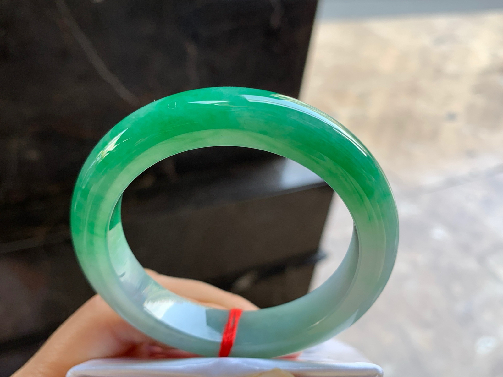 53.5-12.2-9.2

浓绿色手镯^_^鲜艳 玉质温润