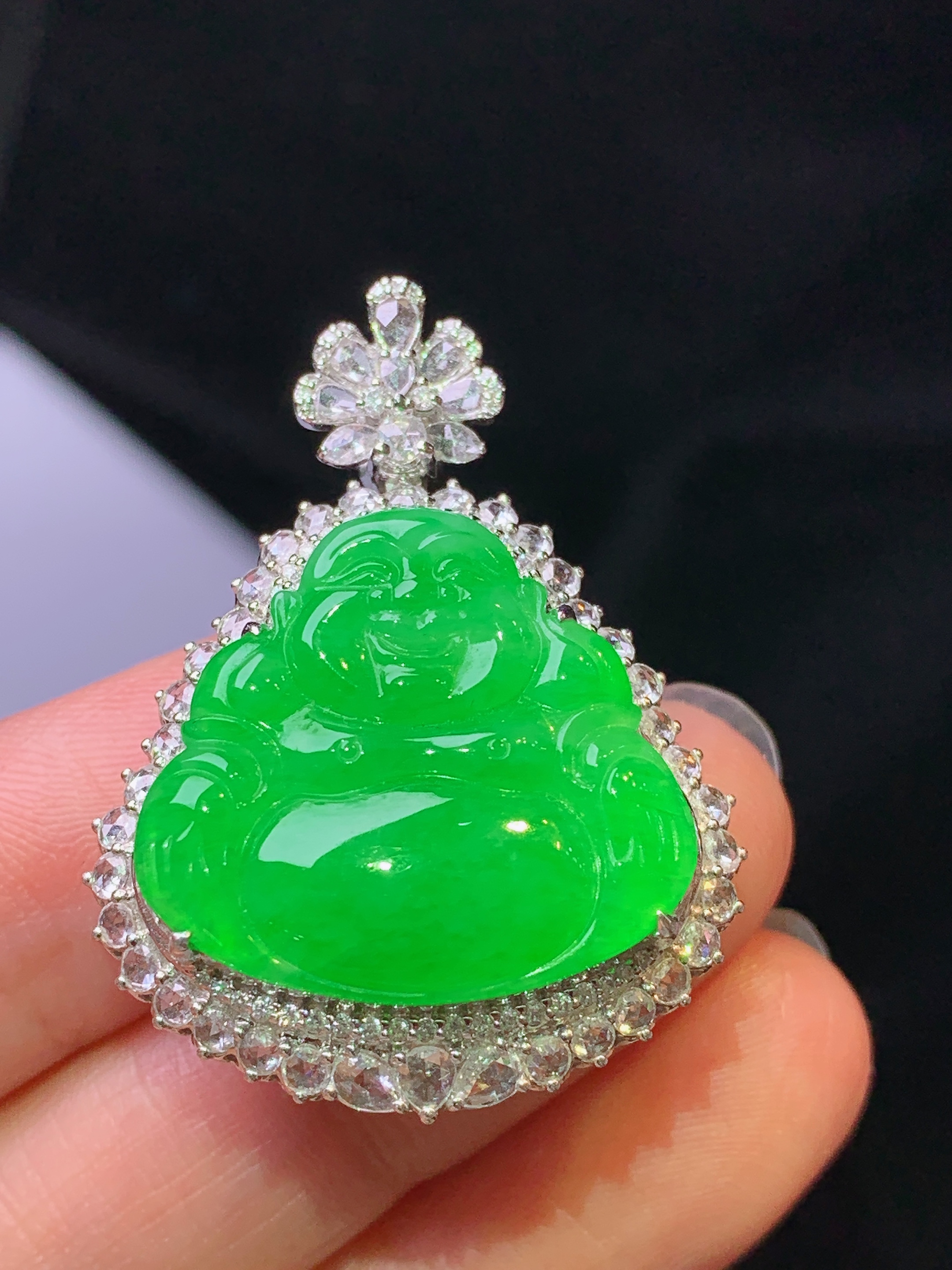 18k金钻镶嵌满绿佛公吊坠 玉质细腻 色泽艳丽清新 水润亮眼 整体尺寸36.2*27*12h2