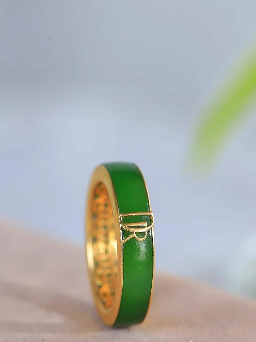 【金镶玉.戒指】

精品和田玉碧玉18k金镶嵌戒指 玉质细腻温润 油性十足 ，不论时光如何流转变化，这枚戒指始终闪耀着最初的光芒。精工镶嵌18K金 （保真金 可检测贵金属18K金） 重6.4克 尺寸19.8-5.7-3.3mm 78362255A