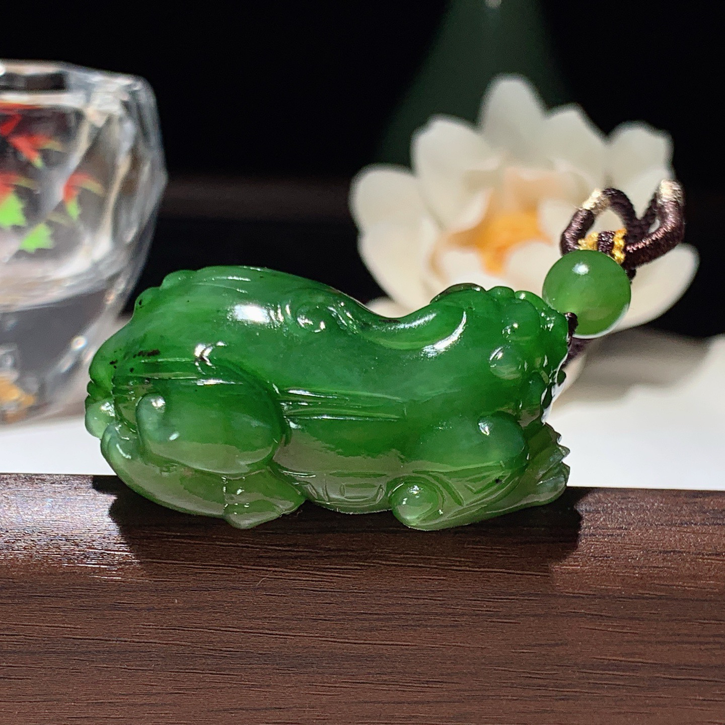 和田玉阳绿俄罗斯碧玉招财进宝貔貅挂件。尺寸42/24/19重32克 玉质细腻油润。手推出油。品相大气 lt260321