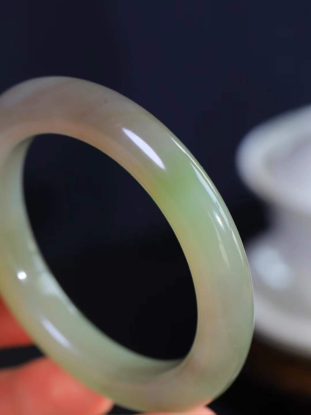 【情有独钟.手镯】

精品和田玉三色手镯 玉质温润细腻 油性十足 手感舒适，高华雅逸，线条流畅，简约大气，美自天成，素雅高贵。佩戴于腕间，婉约之美，举手投足间透出那低调奢华。重60.5克 内径56mm 尺寸11.3-10.8mm   FDL-79302251