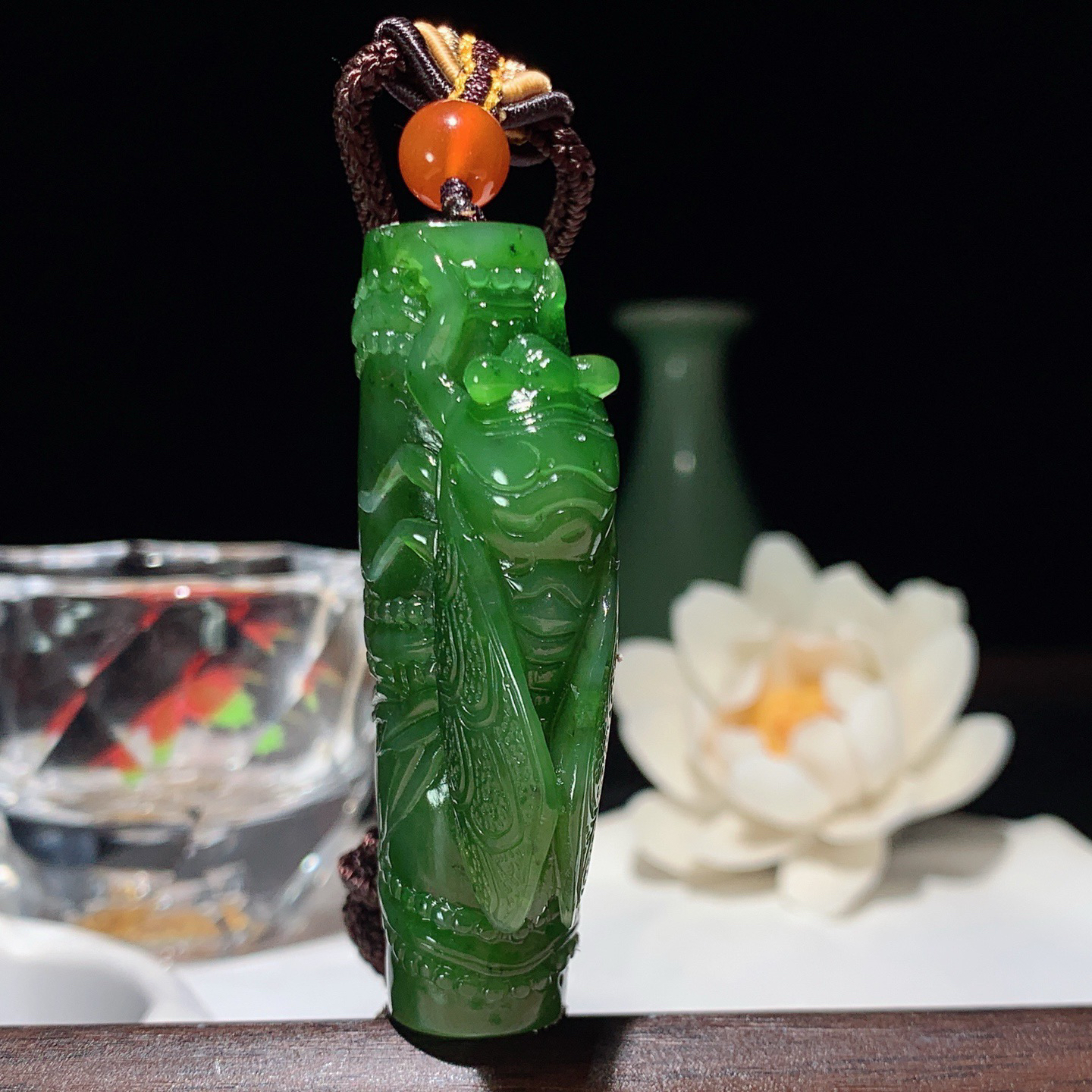 和田玉阳绿俄罗斯碧玉一鸣惊人节节高升挂件。尺寸58/26/15重44克 玉质细腻油润。手推出油。品相