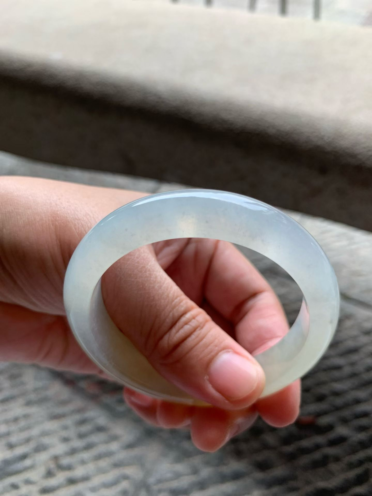 老坑蜜糖黄翡正圈手镯尺寸54*12.5*8 老坑种水，清透冰润，胶感十足，色泽温润柔和，上手贵气百搭！