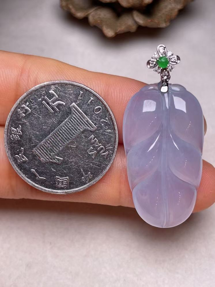 冰种淡紫叶子吊坠、真金真钻镶嵌，种水好，玉质细腻 .裸石尺寸 33.0*17.7