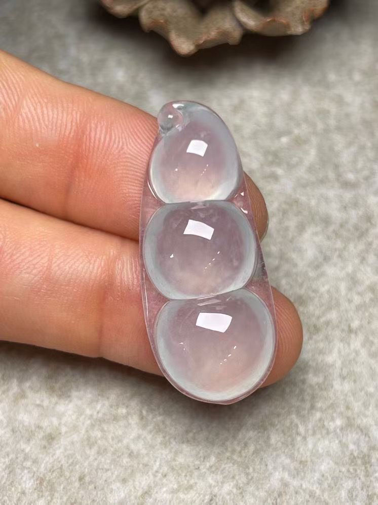 冰种【福豆】吊坠、种水好，玉质细腻 ，卖相好.