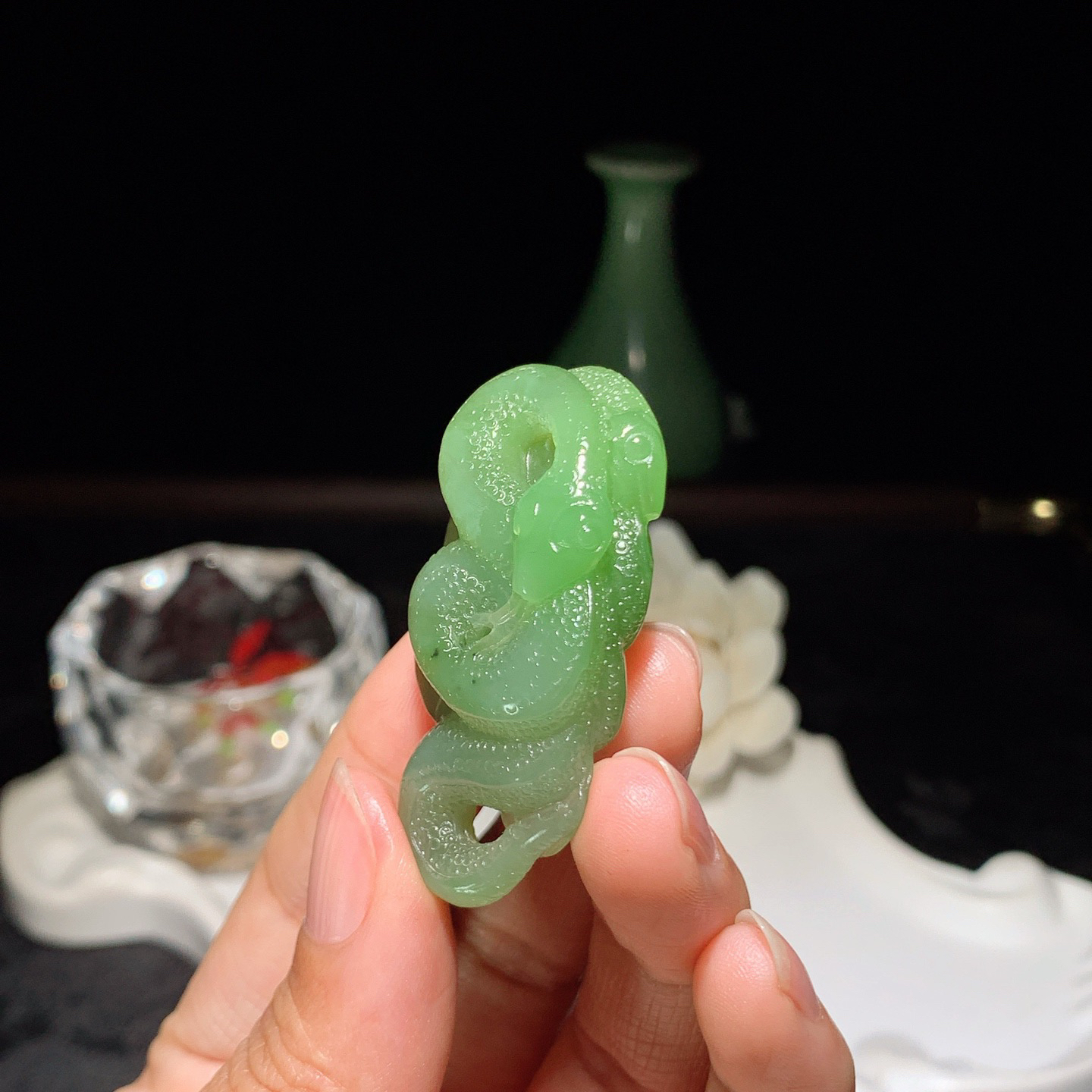 和田玉青海翠翠青富贵缠身蛇挂件。尺寸48/25/13重21.5克 玉质细腻油润。手推出油。品相大气 