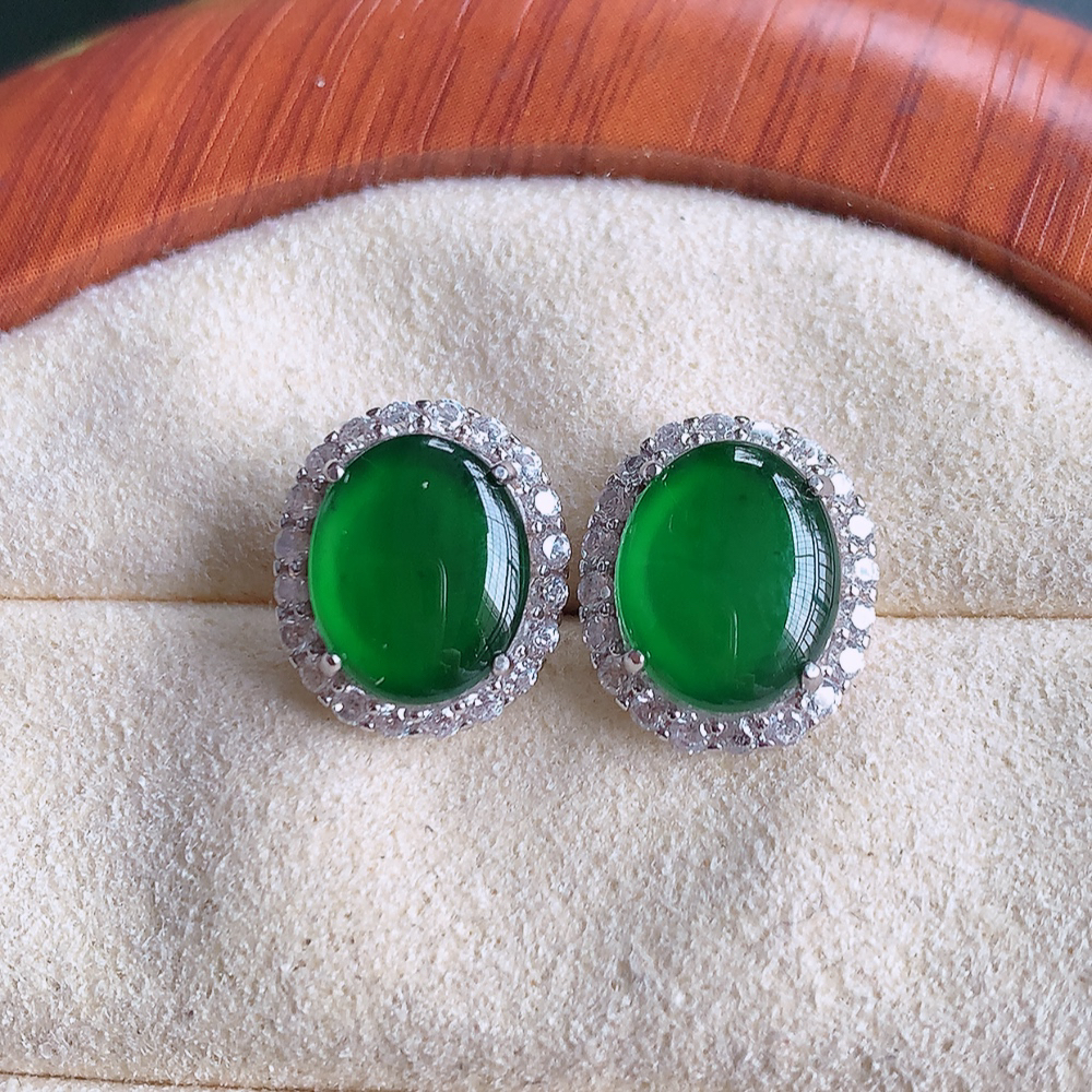 冰满绿翡翠925银镶嵌耳钉，自然光实拍，翠色灵动，颜色漂亮，种老水足，品相佳，佩戴佳品！W815.2