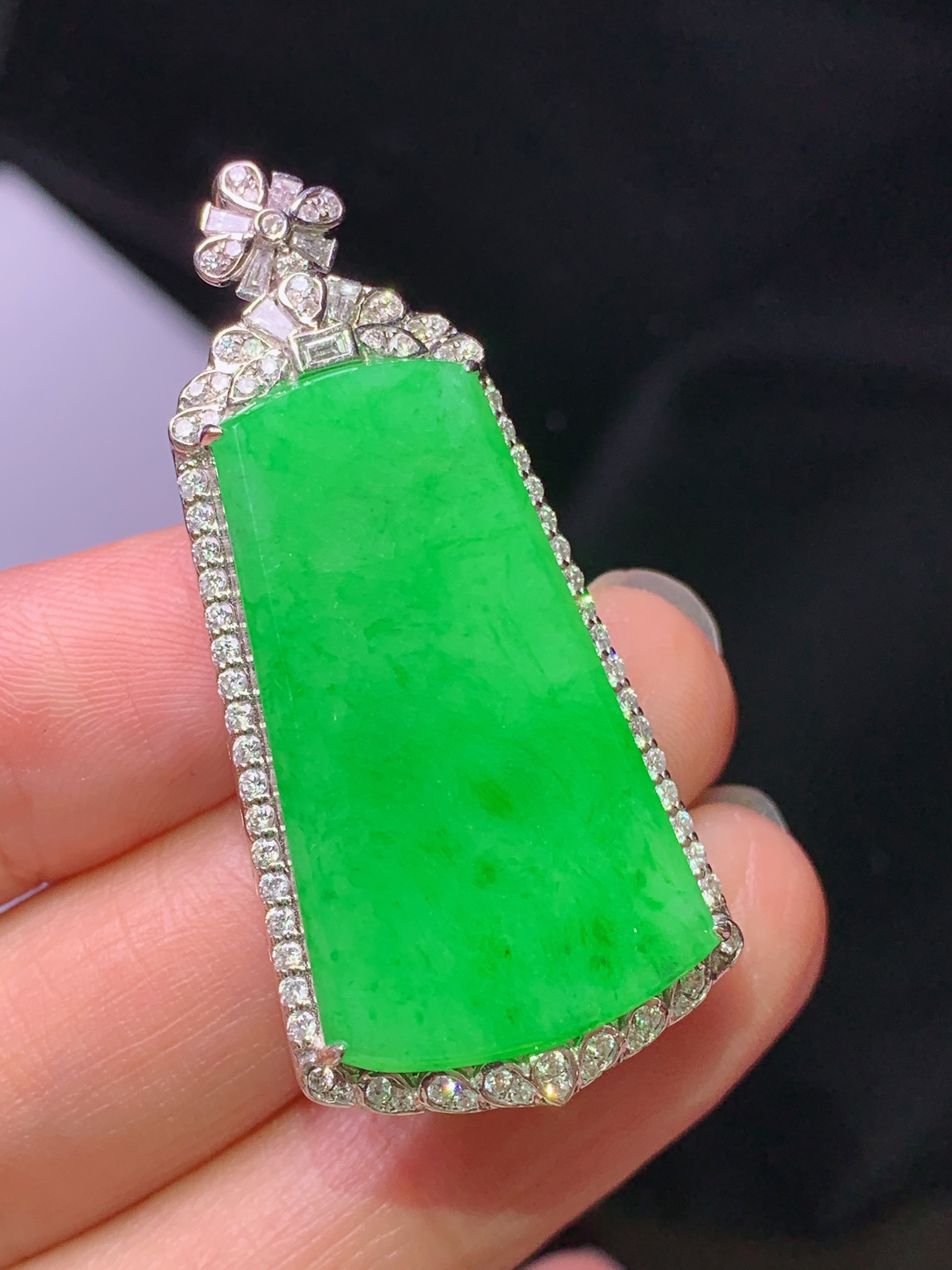 18k金钻镶嵌翠绿无事牌吊坠 玉质细腻 色泽艳丽清新 水润亮眼 整体尺寸44*20.3*8.8s1