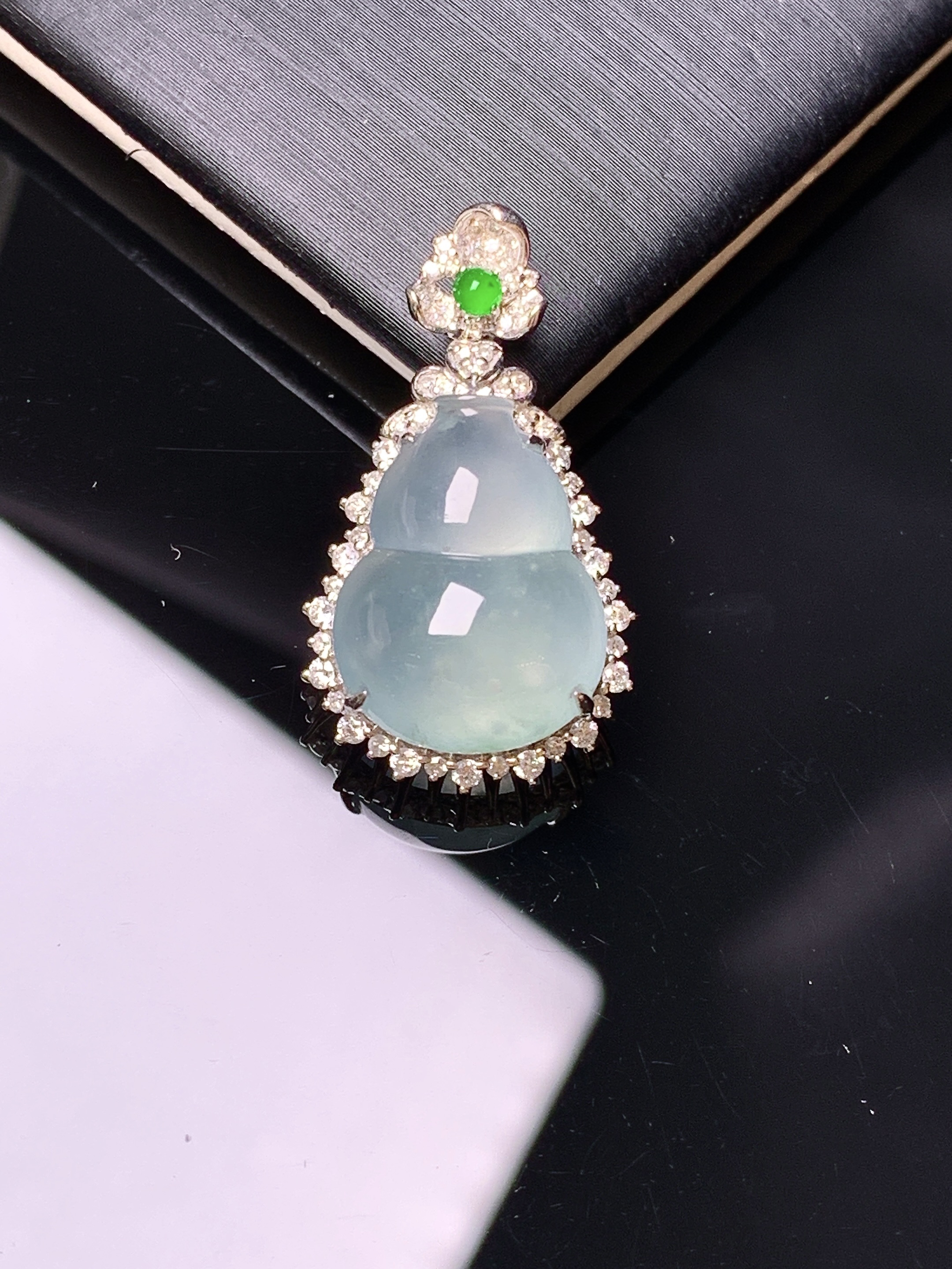 18k金钻镶嵌冰种葫芦吊坠 玉质细腻 色泽艳丽清新 水润亮眼 整体尺寸27*15*9.3c1