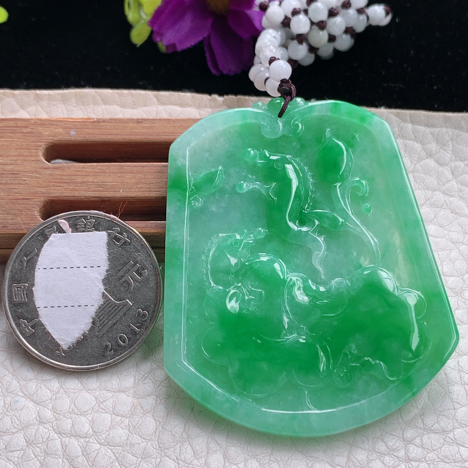 zz3实拍55.5*45*4缅甸翡翠阳绿双面精雕年年有余吊坠 荷叶鱼玉坠，翡翠珠挂链