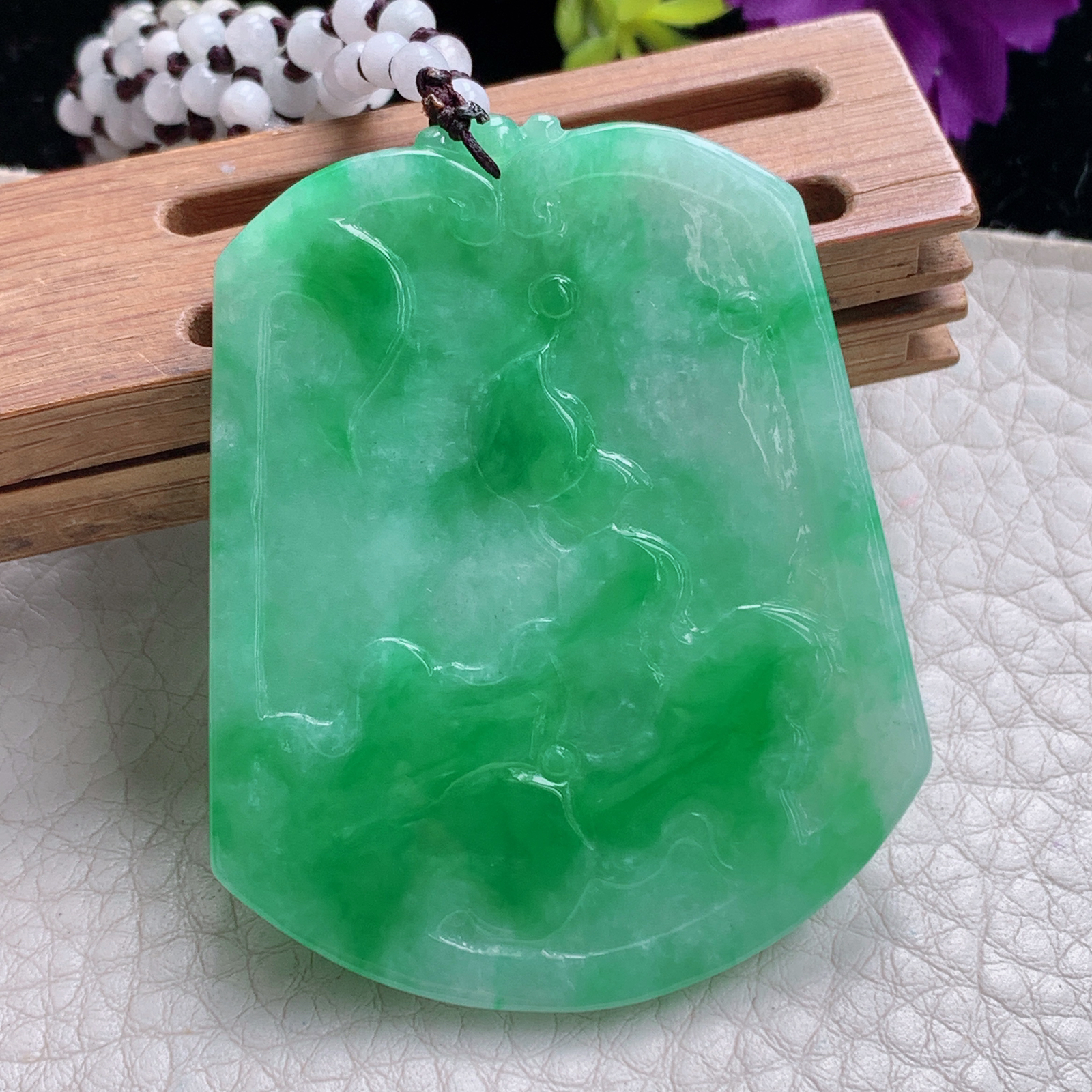 zz3实拍55.5*45*4缅甸翡翠阳绿双面精雕年年有余吊坠 荷叶鱼玉坠，翡翠珠挂链