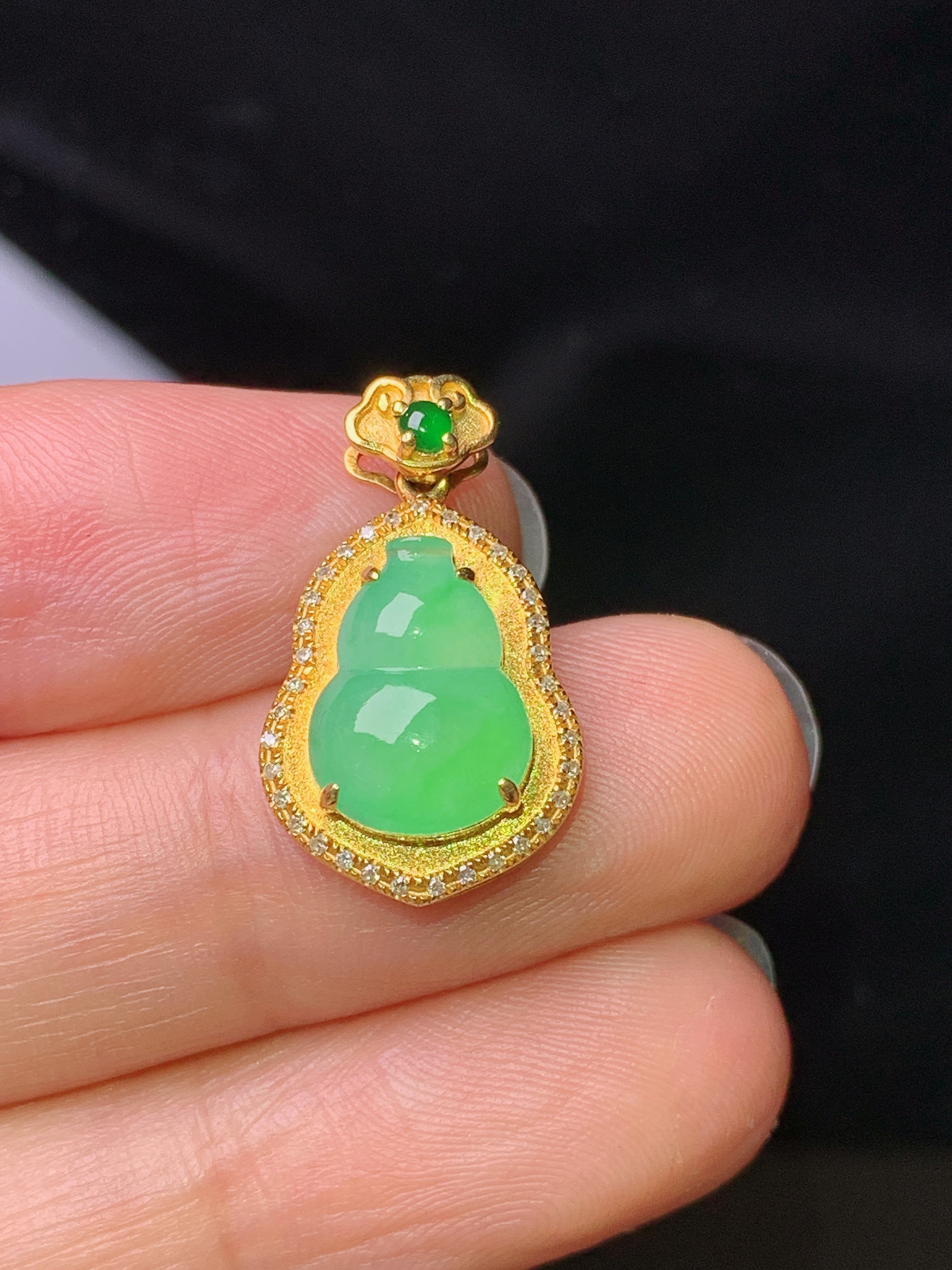 18k金钻镶嵌翠绿葫芦吊坠 玉质细腻 色泽艳丽清新 水润亮眼 整体尺寸21*12.5*6c1