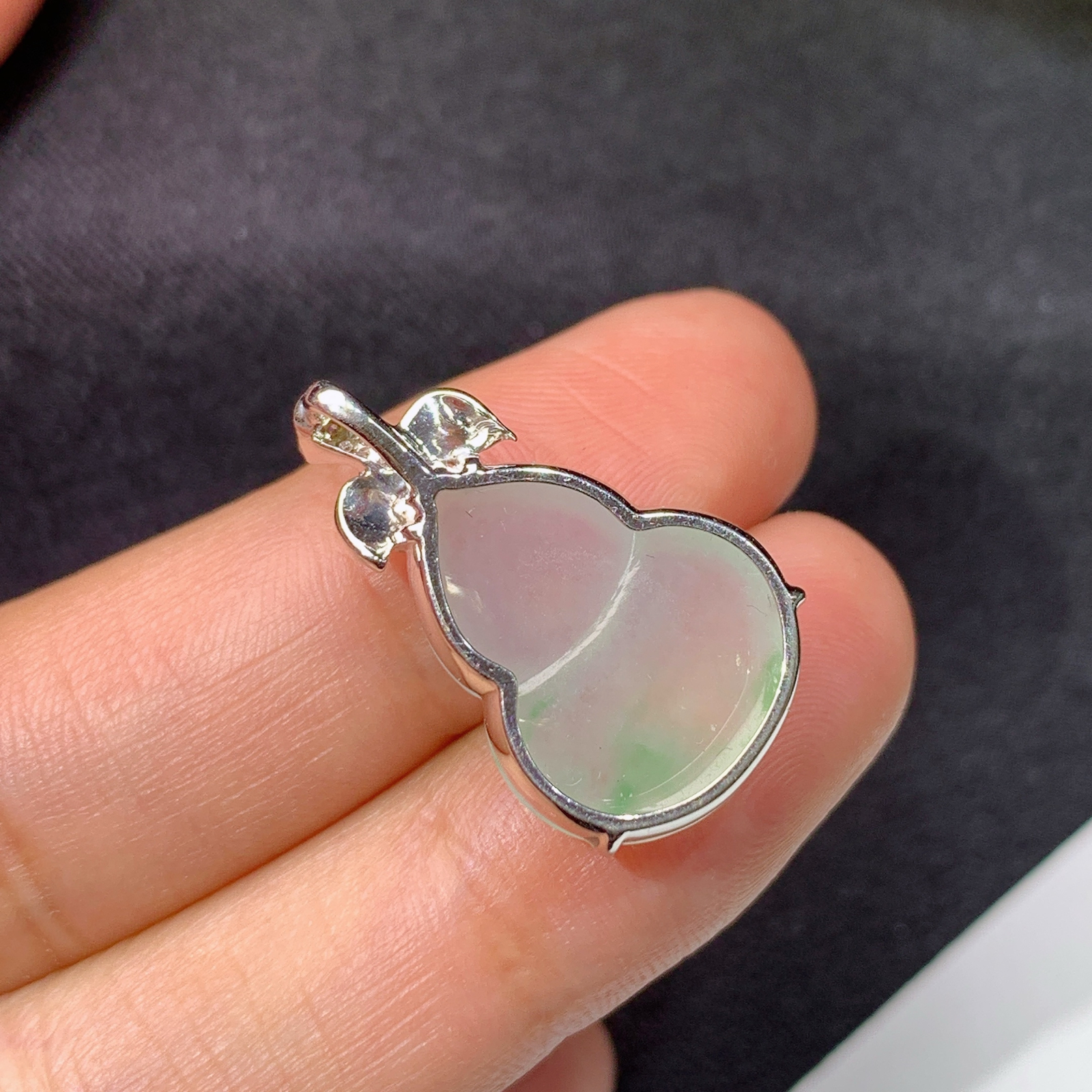 冰种飘绿葫芦吊坠，18k金镶嵌，冰润饱满，玉质细腻，种水好，cy整体尺寸24.1*14.2*6.7