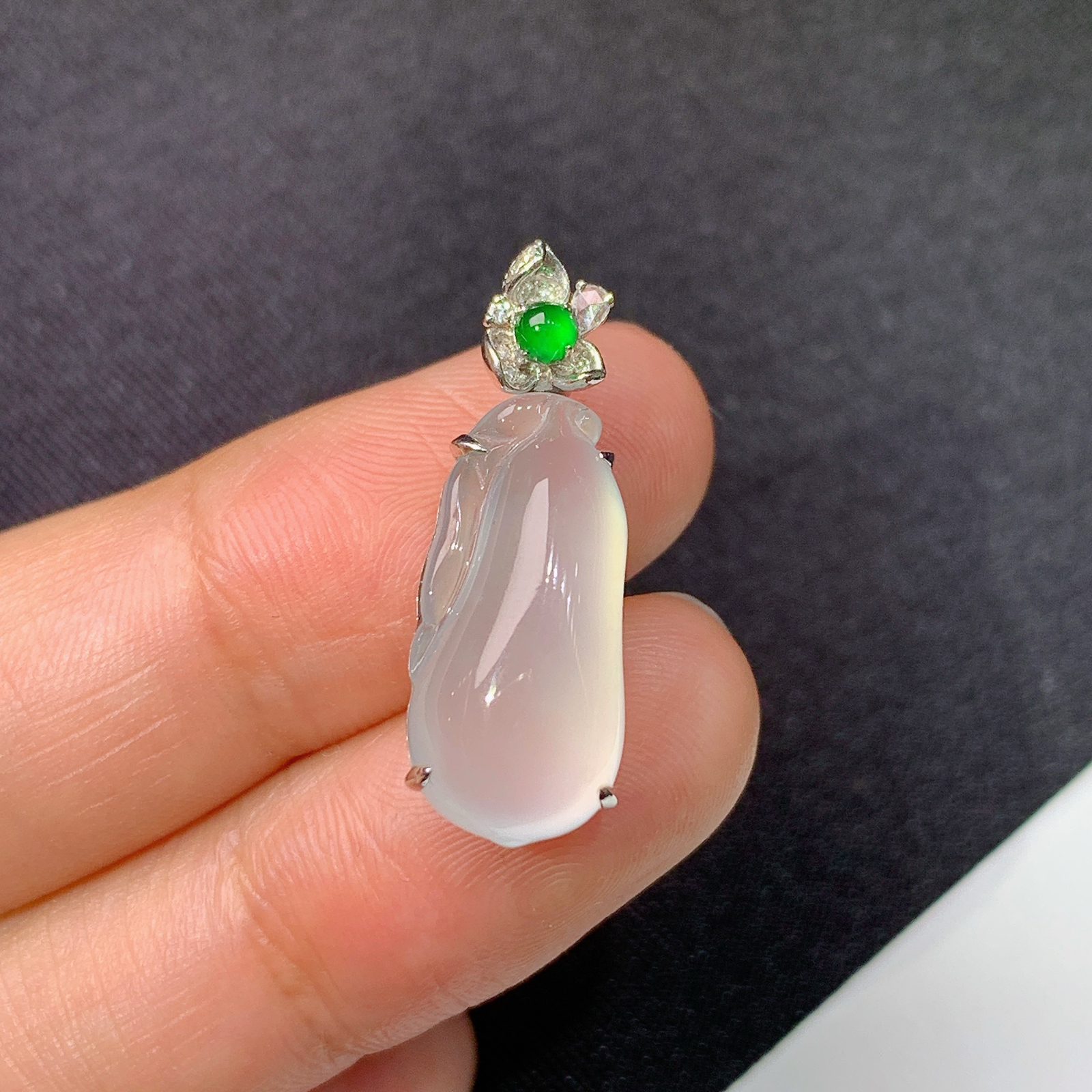 冰种福瓜吊坠，18k金镶嵌，冰润饱满，玉质水润细腻，种水足，Xg整体尺寸25.2*8.8*8