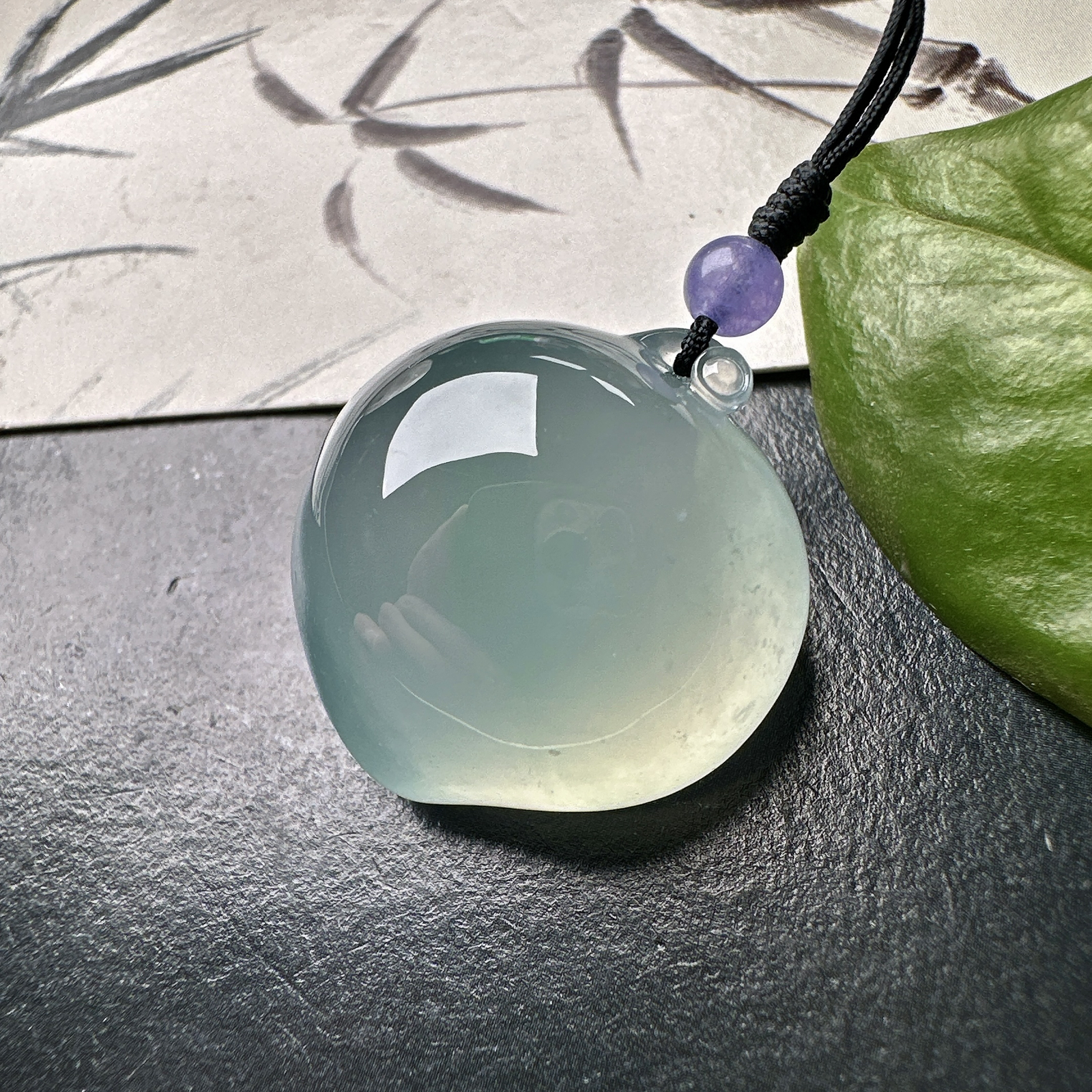 【冰种大桃子吊坠】质地细腻，冰润透亮，光泽出众，冰感十足