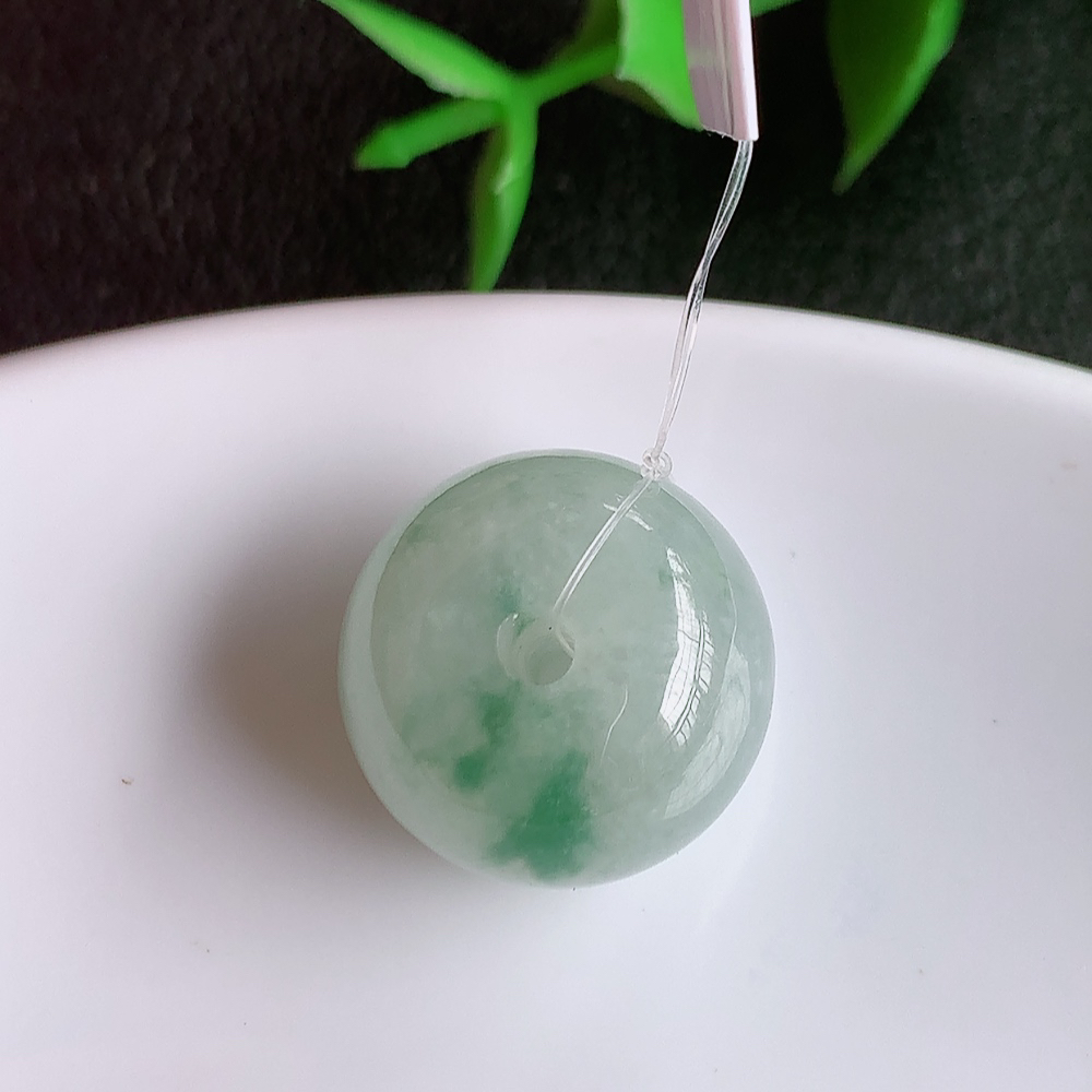 冰润飘花路路通翡翠吊坠  款式新颖时尚，日常百搭的款。满满的份量感  清秀高雅，上身效果优雅迷人！性价比超值  W49.21  尺寸：16.2-12.5mm