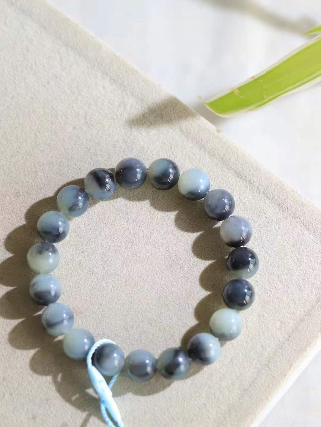 【珠圆玉润.手串】

精品️和田玉青花珠圆玉润手串 玉质温润细腻  整串打磨圆润，佩戴舒适。珠珠落玉盘，间关莺语花底滑，一生美好时光，无论身在何处，都有它相伴相守。事事顺遂，幸福美满，吉祥如意。重29.8克 尺寸取一10mm FDT-16352213