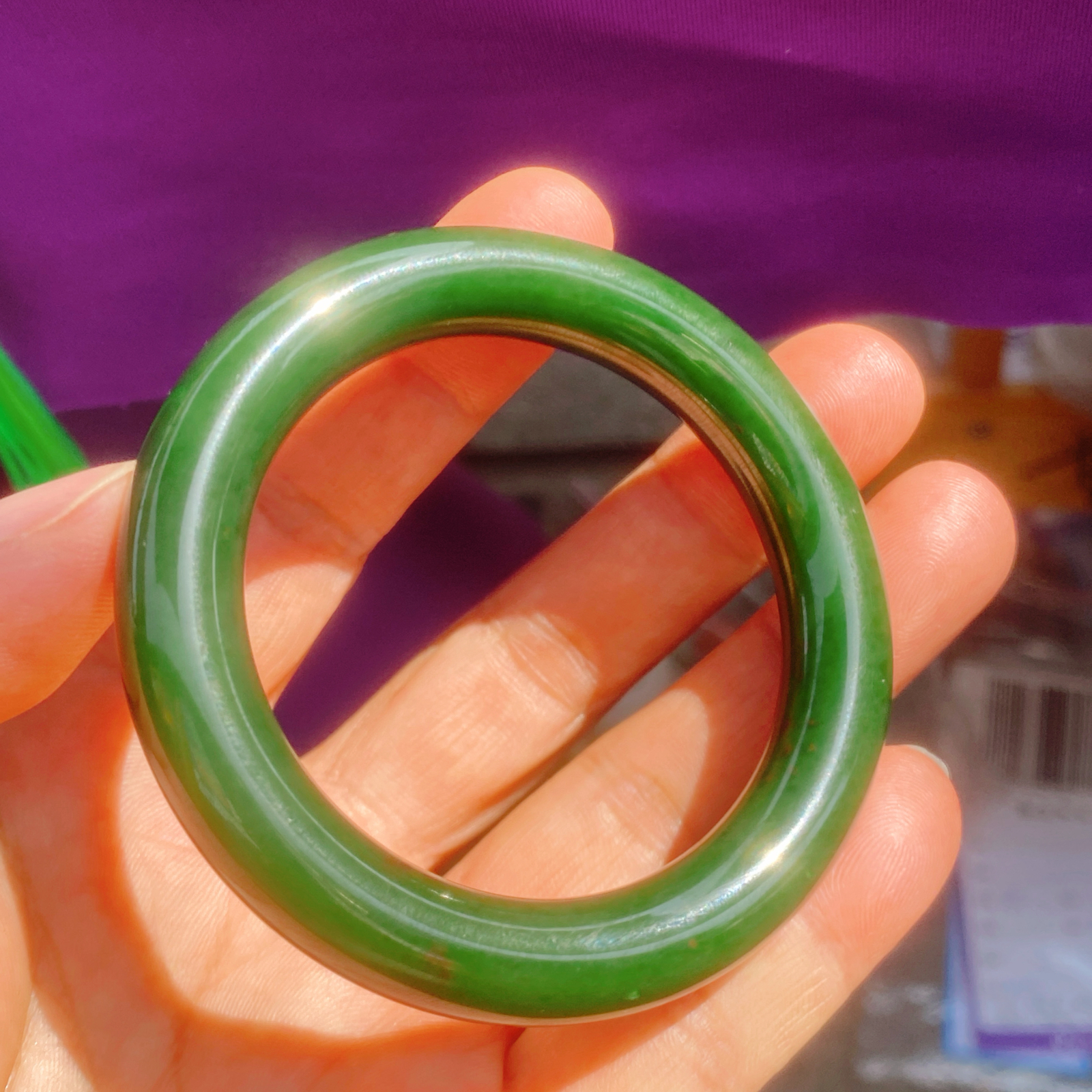 自然光实拍和田玉7号老坑红皮老料菠菜绿52圆条手镯肉质温润细腻 油润如凝脂。无裂无杂圈口52/11.2