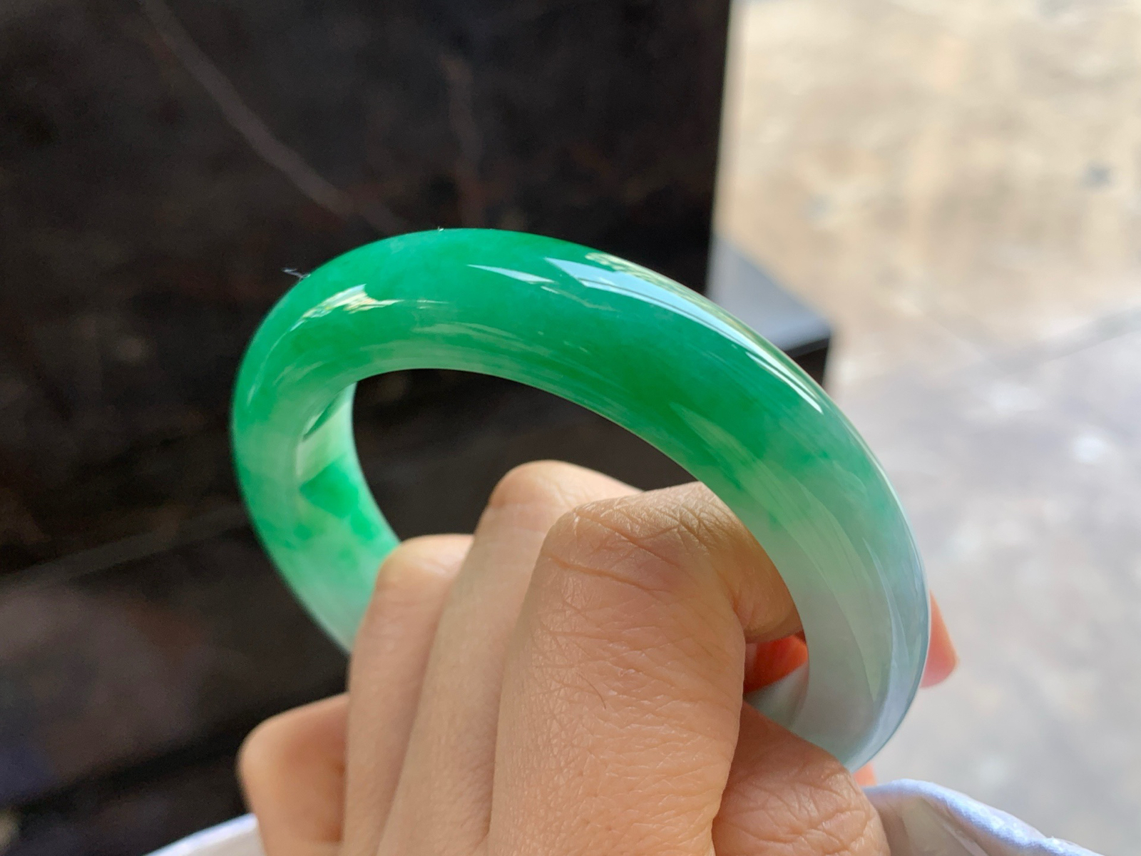 53.5-12.2-9.2

浓绿色手镯^_^鲜艳 玉质温润