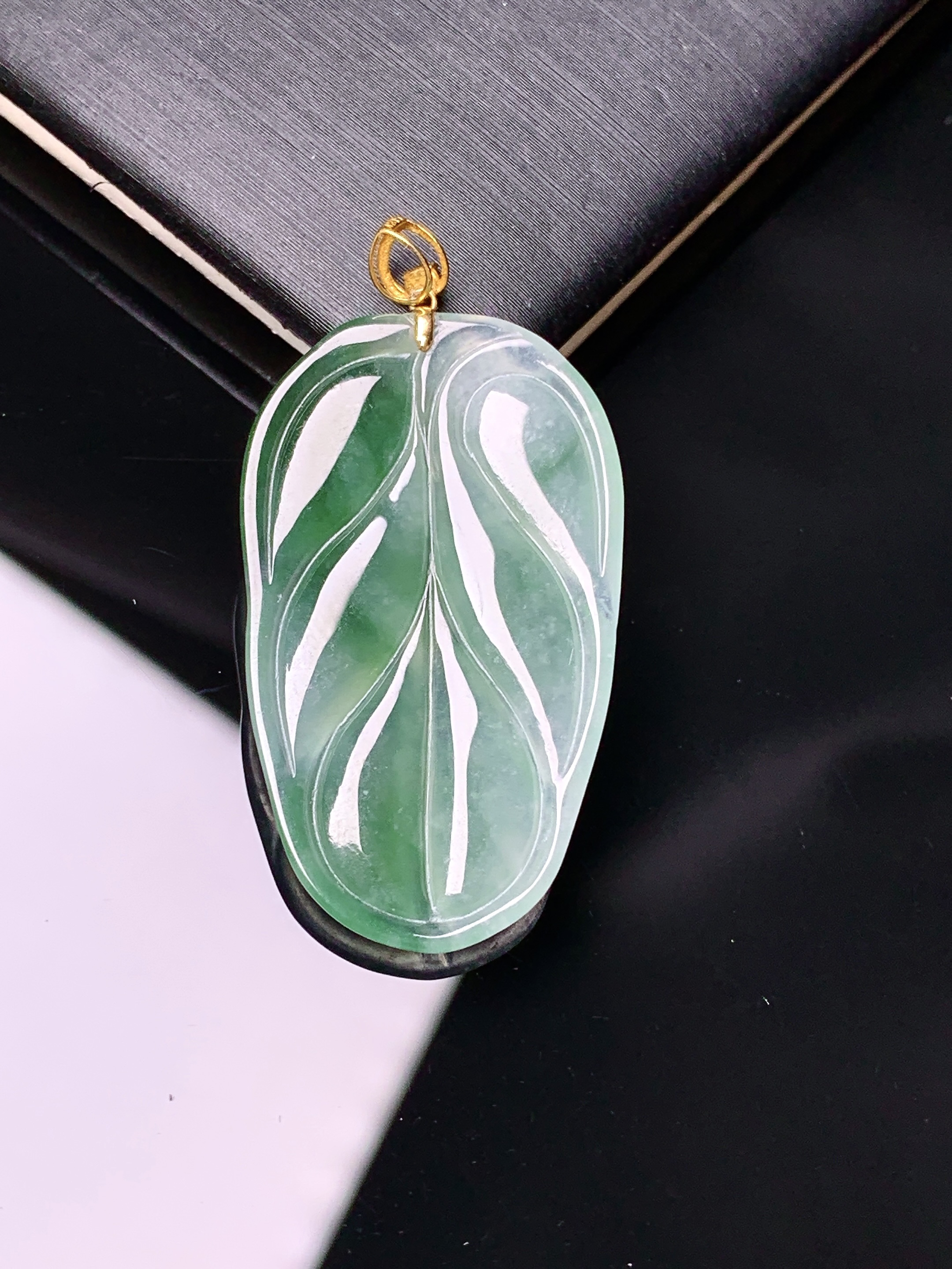 18k金冰种飘绿树叶镶嵌吊坠 玉质细腻 色泽艳丽清新 水润亮眼 整体尺寸36.7*19*3.5c1