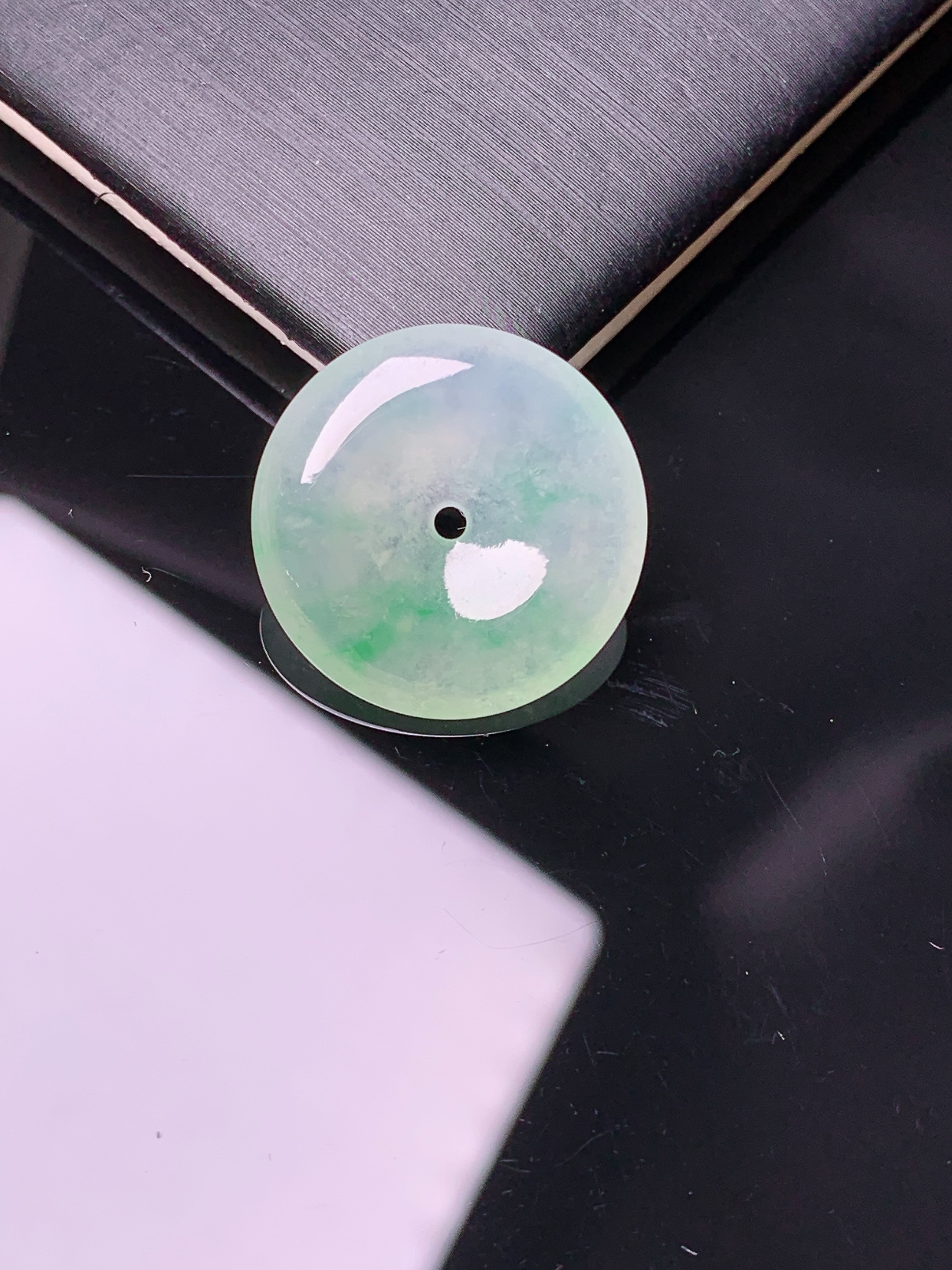 冰种飘绿平安扣吊坠 玉质细腻 色泽艳丽清新 水润亮眼 整体尺寸19.2*4c1