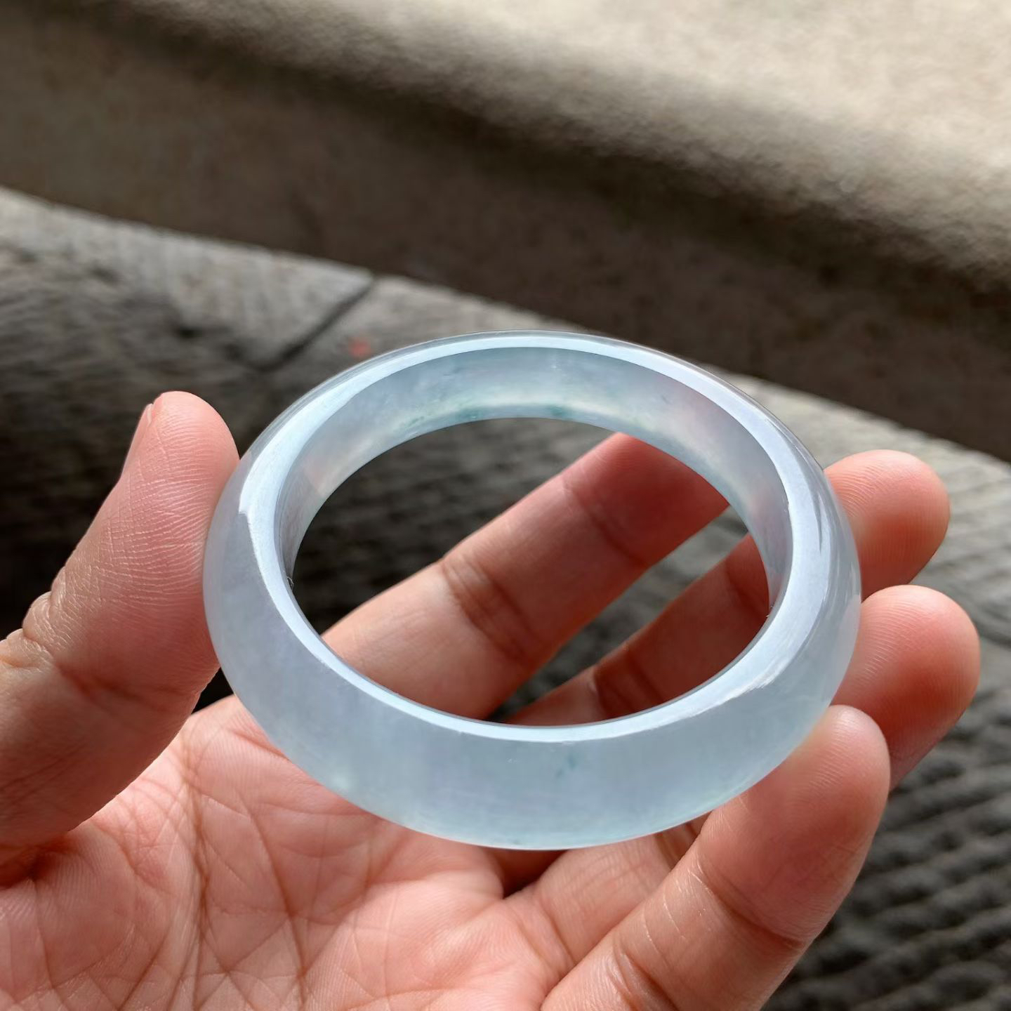 高冰淡蓝底飘花正圈手镯尺寸50*11*8.5  老坑种水，通透无比，清澈水灵，起光起胶，花色灵气清