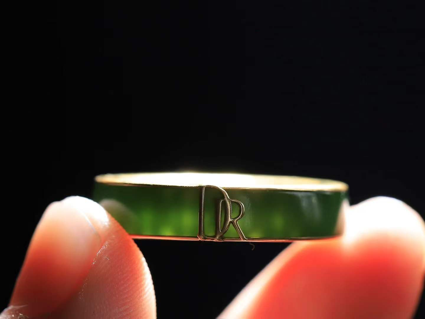 【金镶玉.戒指】

精品和田玉碧玉18k金镶嵌戒指 玉质细腻温润 油性十足 ，不论时光如何流转变化，这枚戒指始终闪耀着最初的光芒。精工镶嵌18K金 （保真金 可检测贵金属18K金） 重6.4克 尺寸19.8-5.7-3.3mm 78362255A