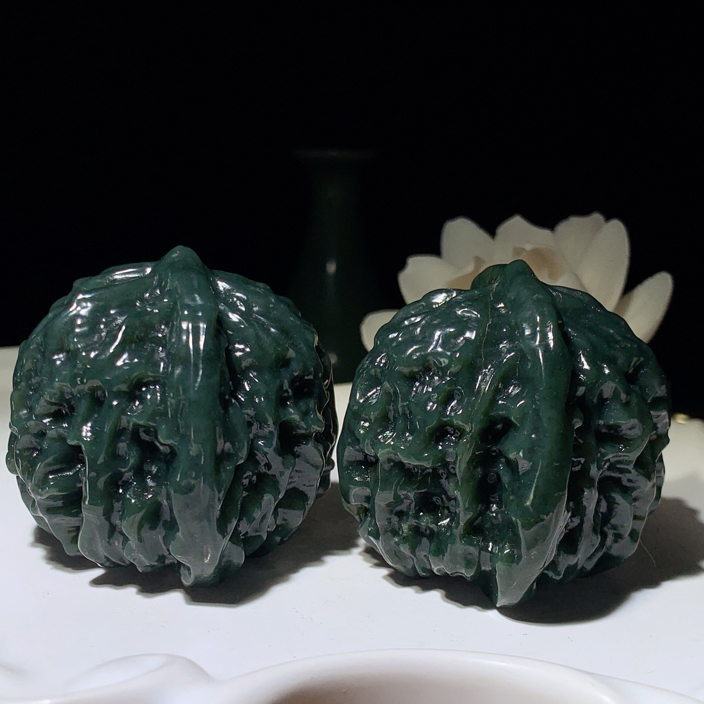 新疆和田玉且末蓝大权在握核桃把件 尺寸47/45重245.5克。玉质细腻油润。手推出油。品相大气lt260321