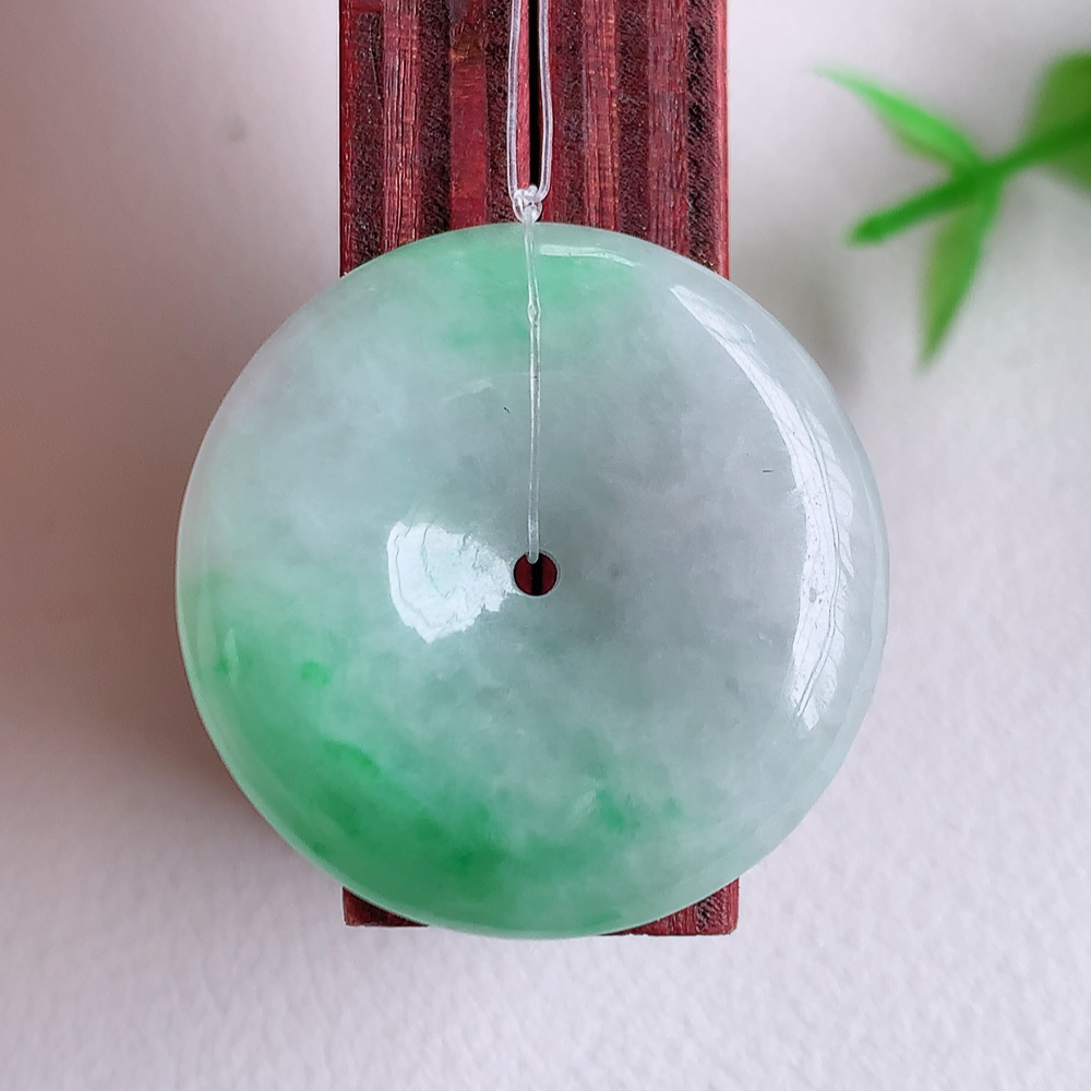 冰润飘绿平安扣吊坠，厚装饱满，冰润剔透，细腻水足，种质润泽，飘花灵动，佩戴优雅大气，W49.21  