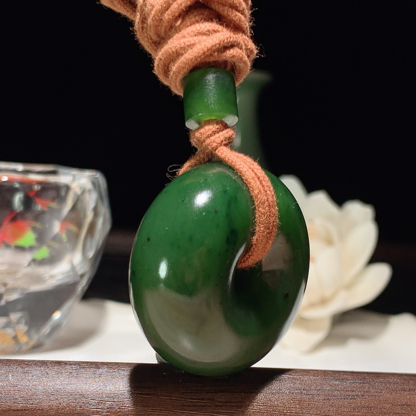 和田玉菠菜绿俄罗斯碧玉平安扣挂件。尺寸34/15重38.8克 玉质细腻油润。手推出油。品相大气 lt